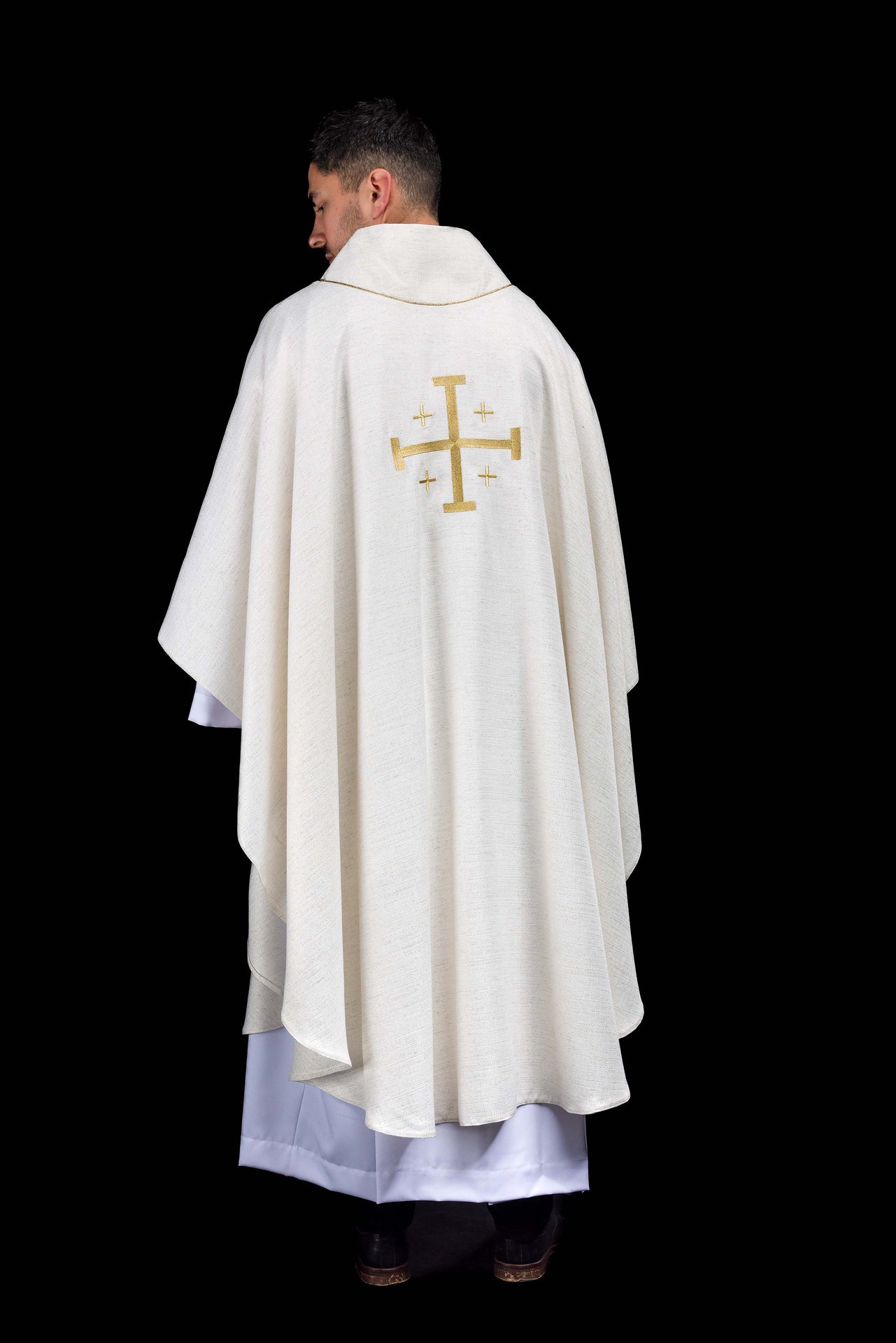 Casulla bordada con la Cruz de Jerusalén en color marfil ecru
