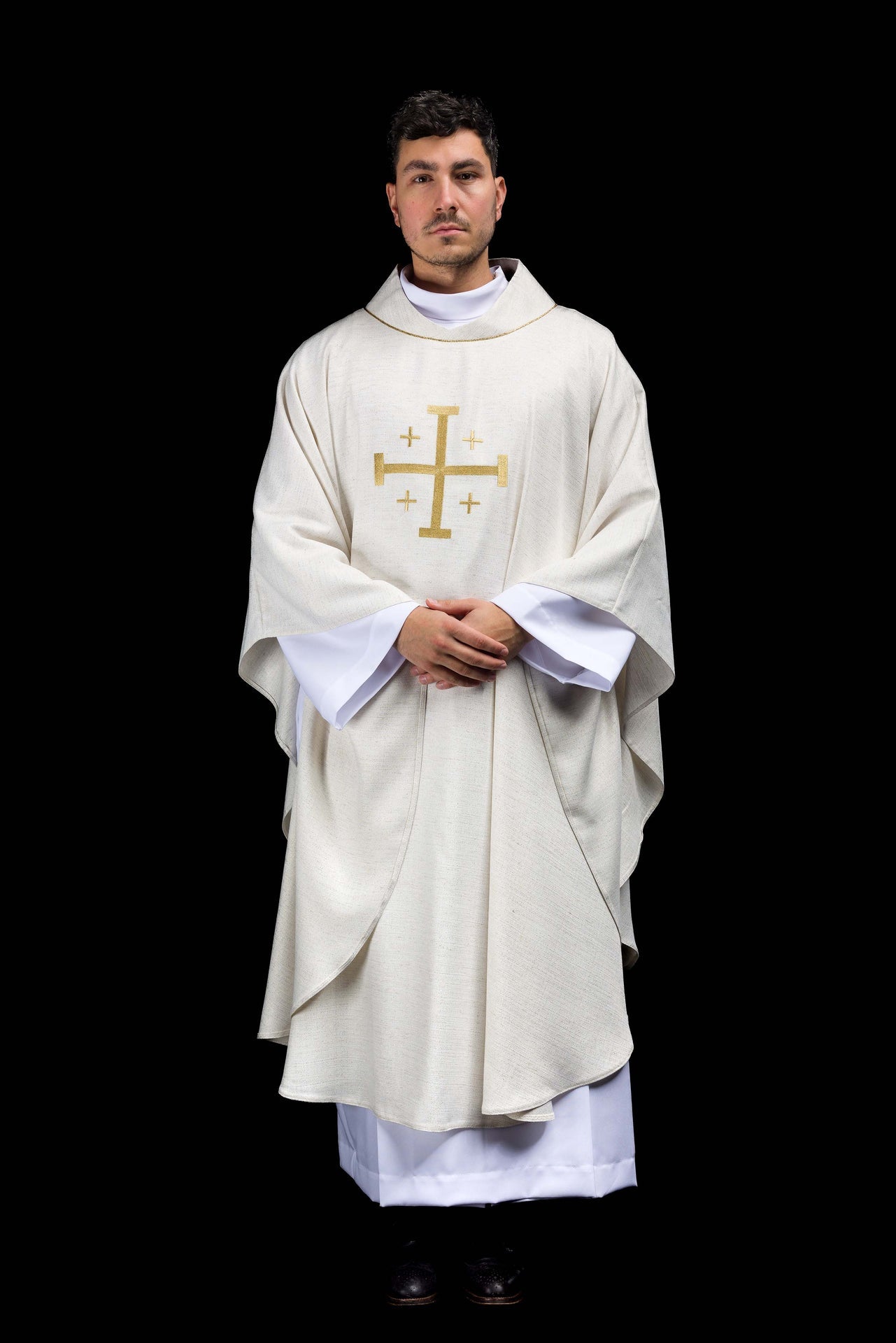 Casulla bordada con la Cruz de Jerusalén en color marfil ecru