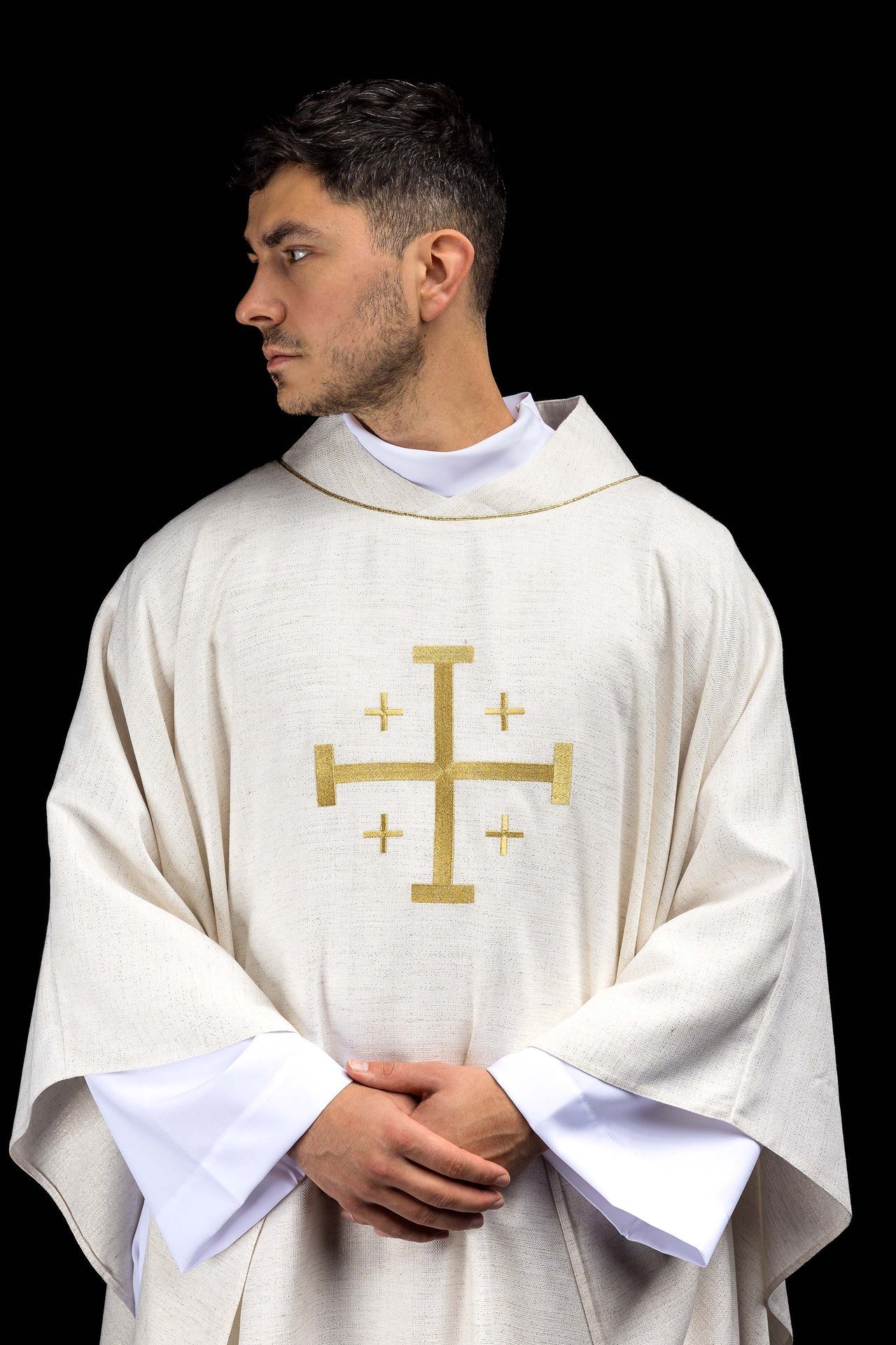 Casulla bordada con la Cruz de Jerusalén en color marfil ecru