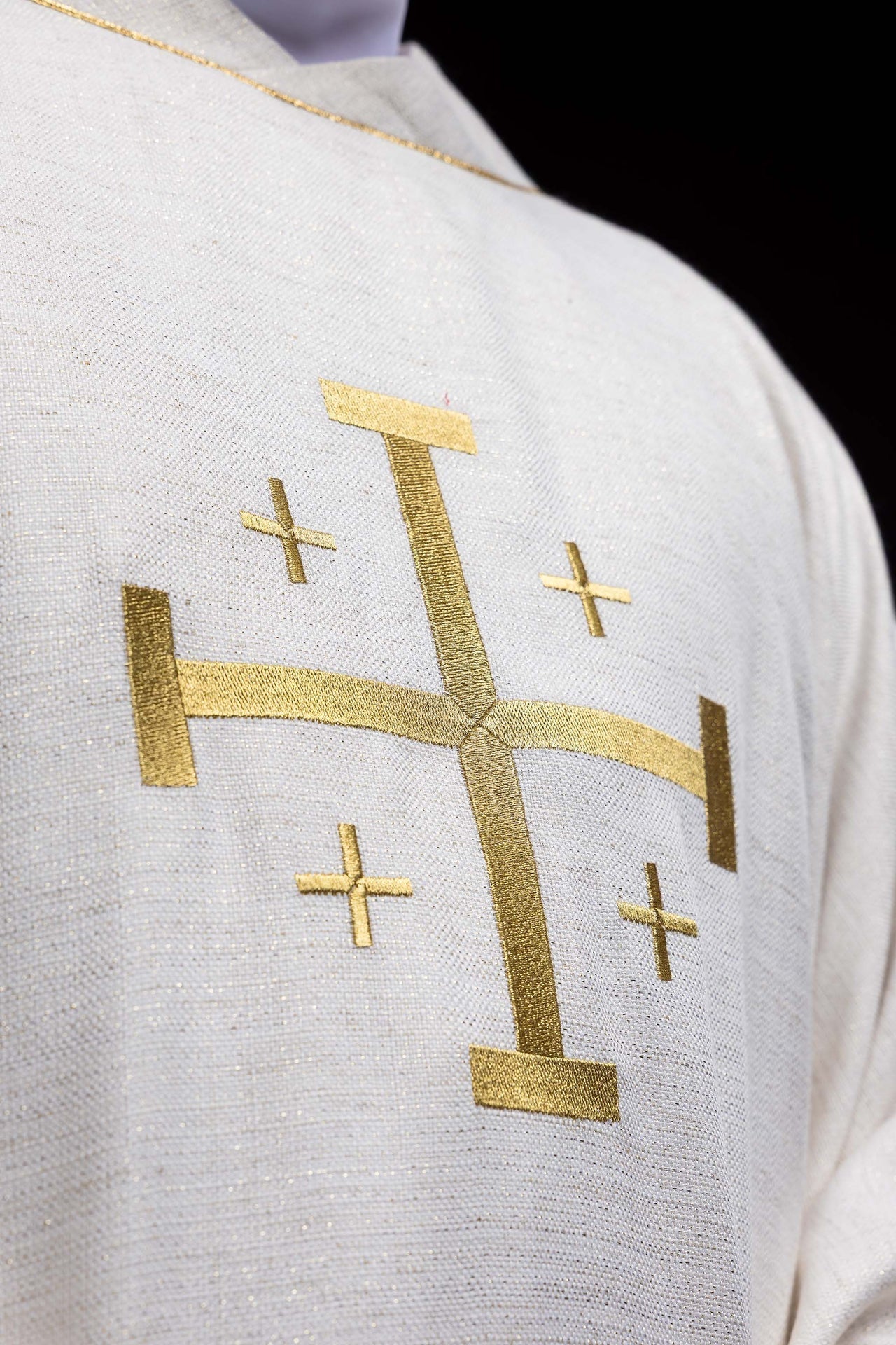 Casulla bordada con la Cruz de Jerusalén en color marfil ecru