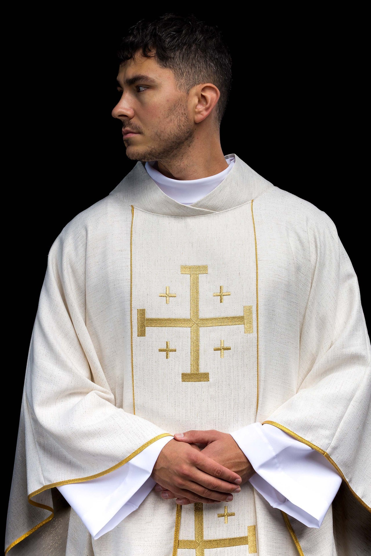 Casulla bordada con la Cruz de Jerusalén – ecru