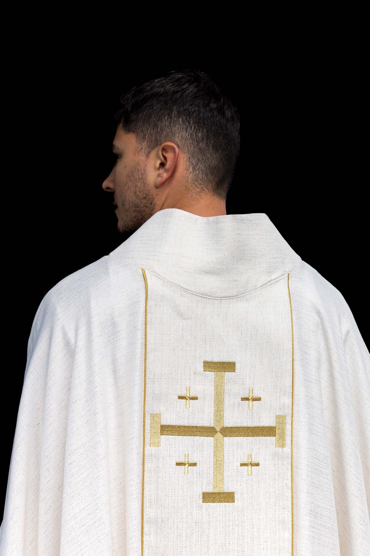 Casulla bordada con la Cruz de Jerusalén – ecru