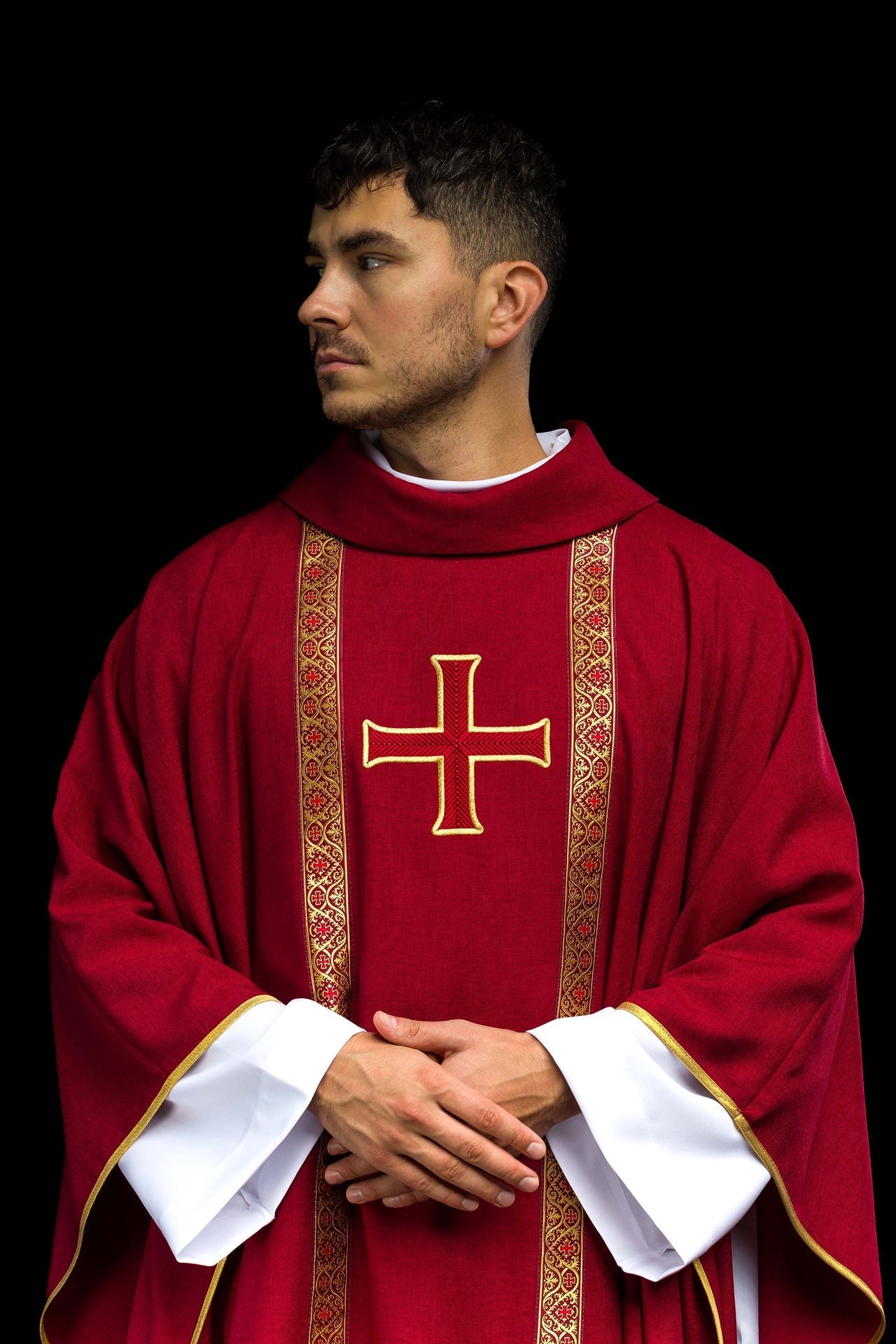 Casulla litúrgica roja con cruz bordada y bandas de jacquard