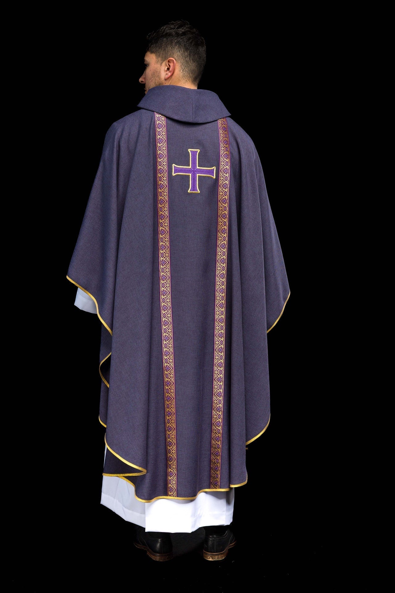 Casulla litúrgica morada con cruz bordada y bandas de jacquard