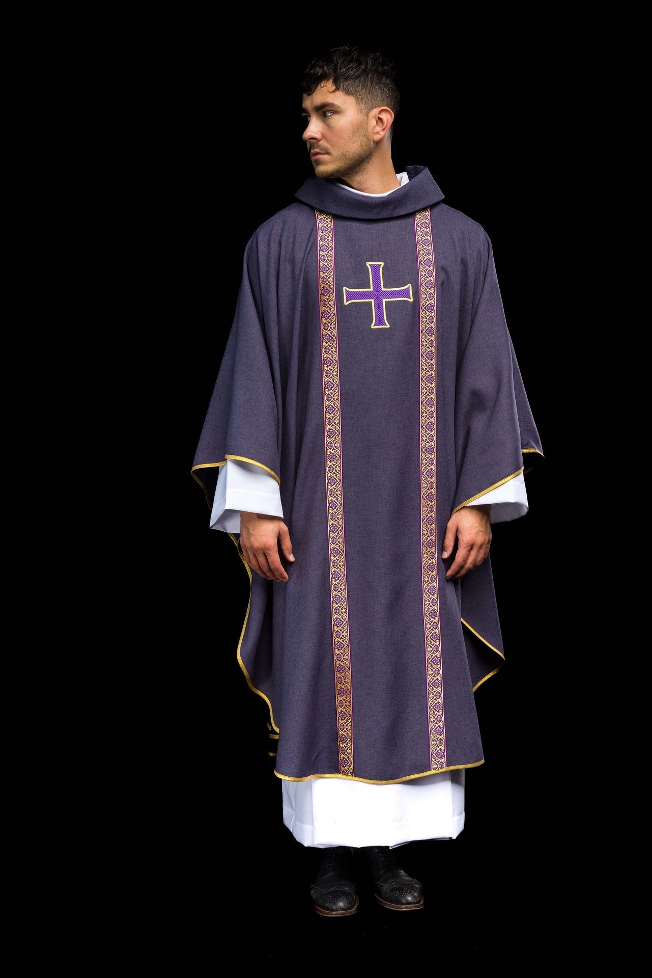Casulla litúrgica morada con cruz bordada y bandas de jacquard