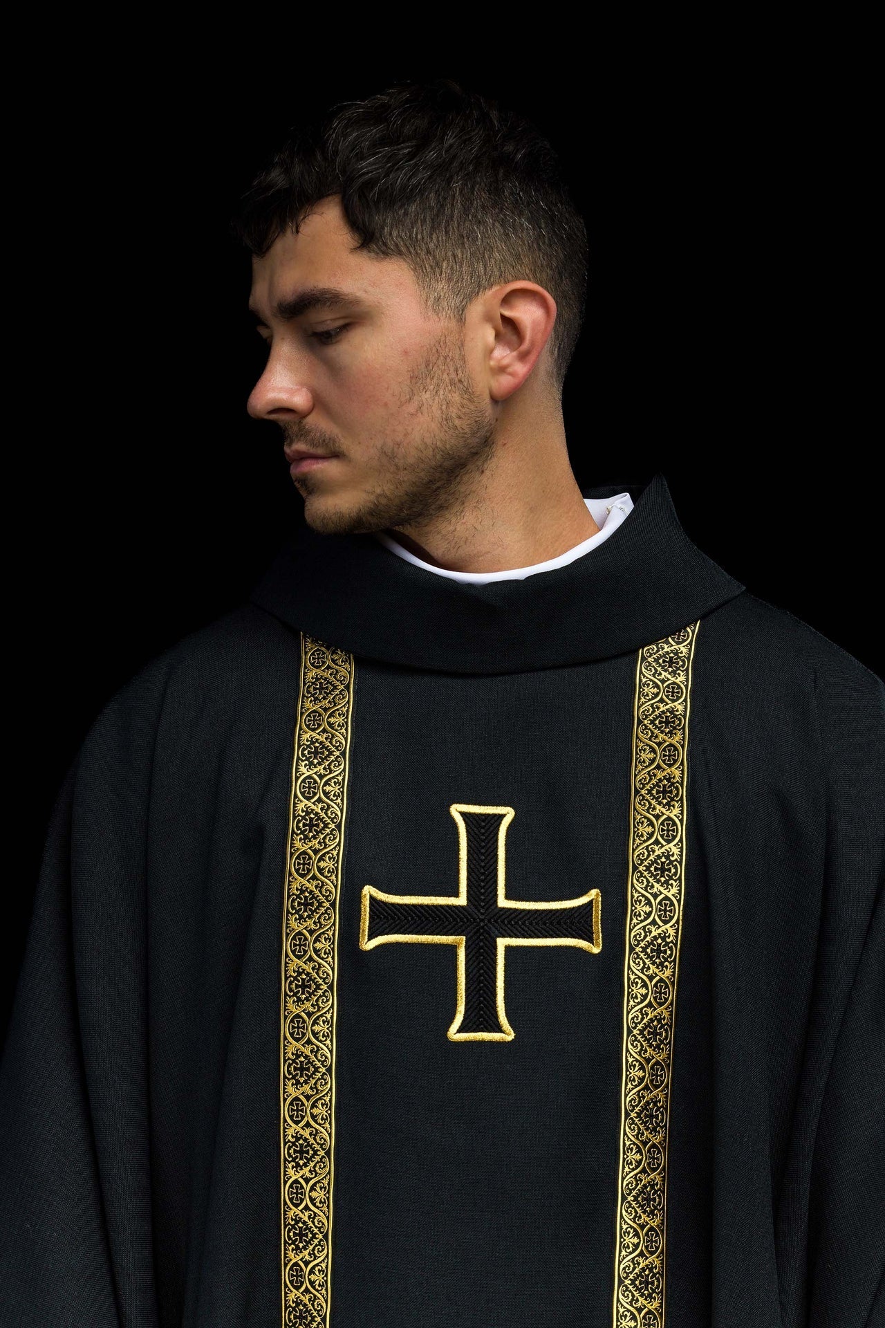 Casulla litúrgica negra con cruz bordada y bandas de jacquard