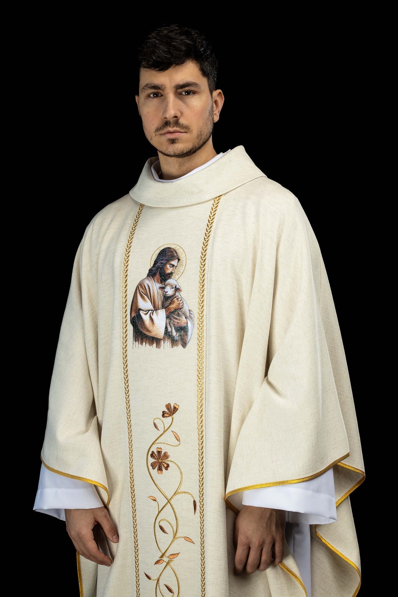 Casulla bordada con bandas y la imagen de Jesús Buen Pastor con un cordero en color crudo
