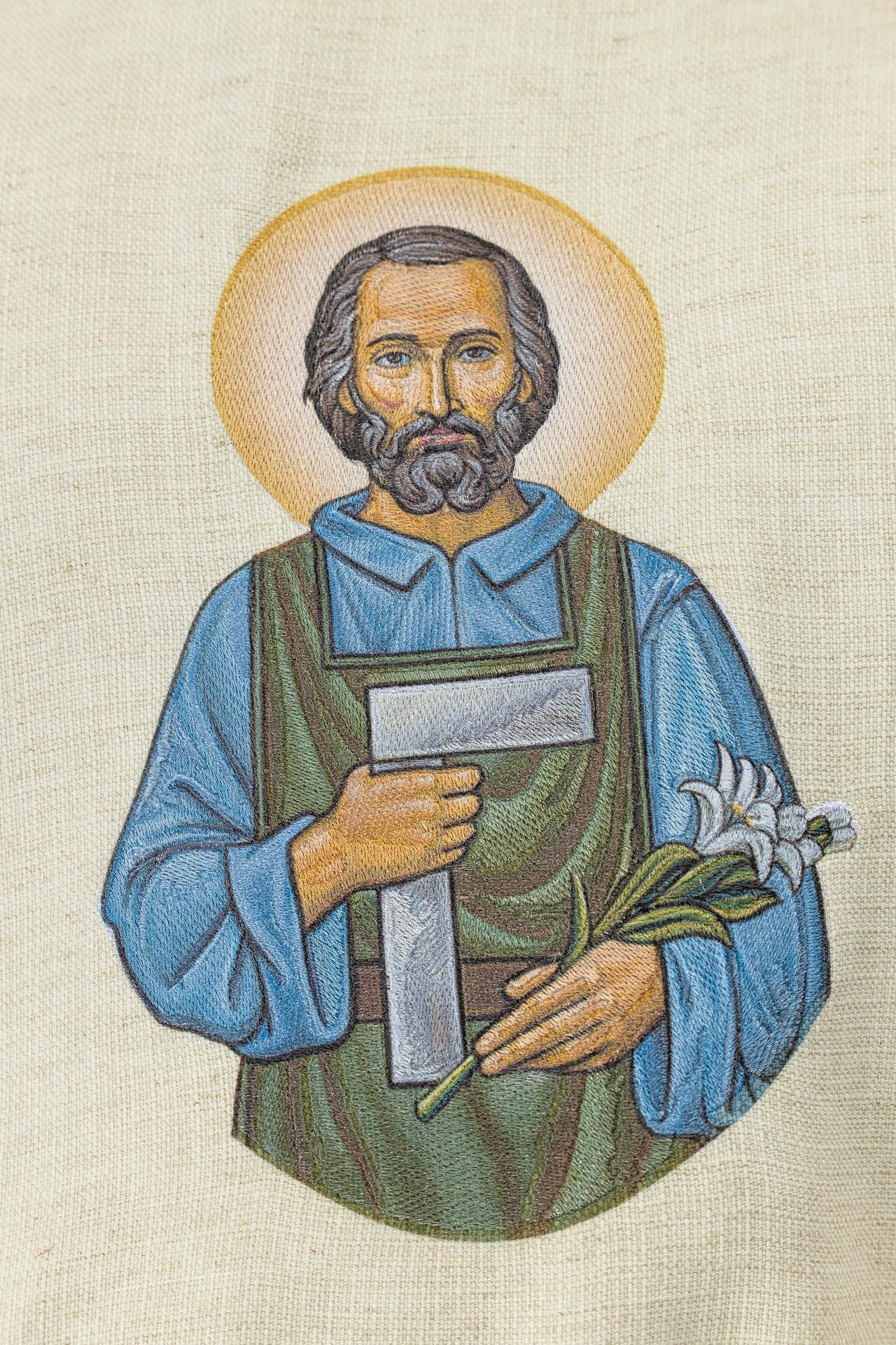 Casulla bordada con la imagen de San José Obrero