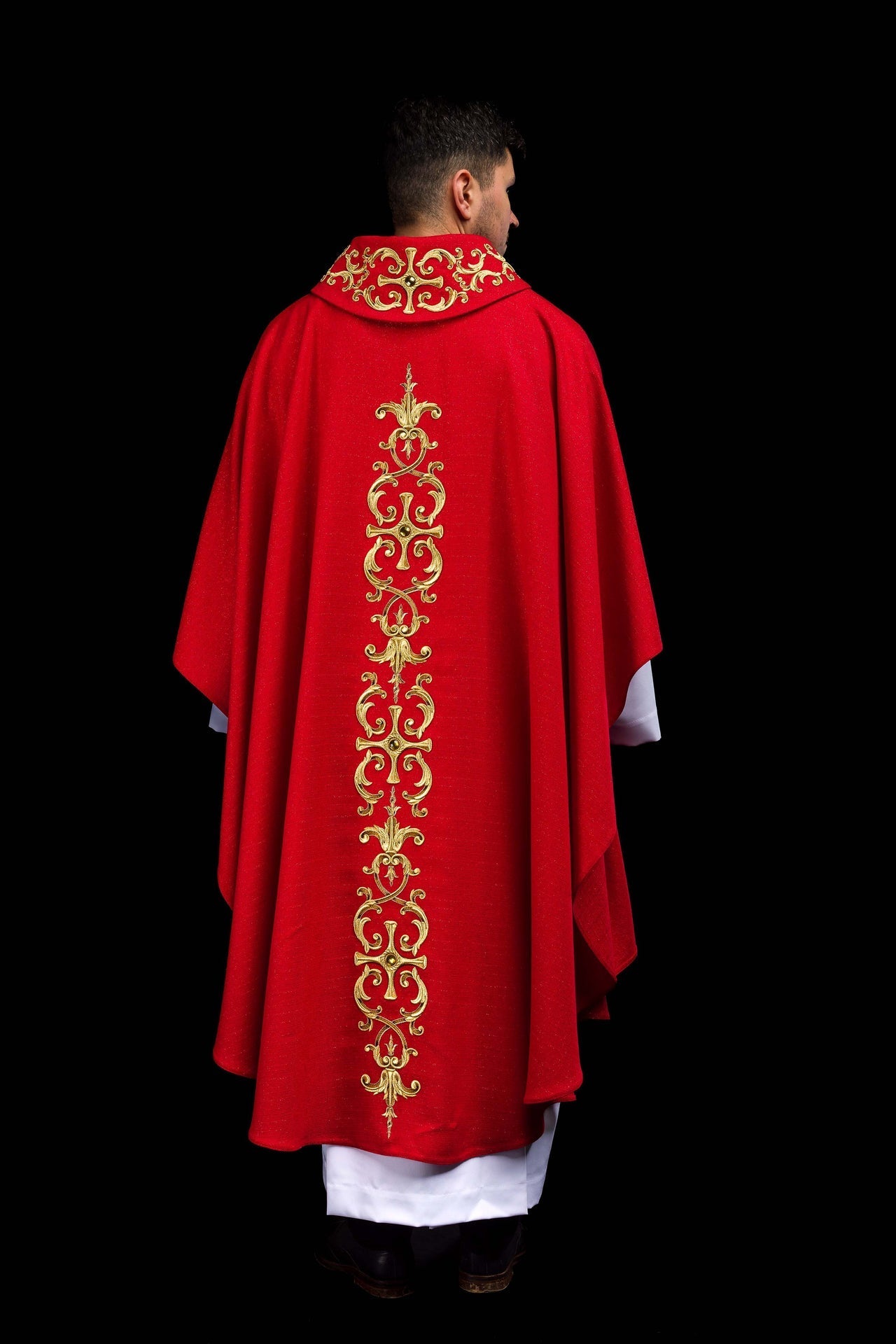 Casulla ricamente bordada con la imagen de San Pablo color rojo