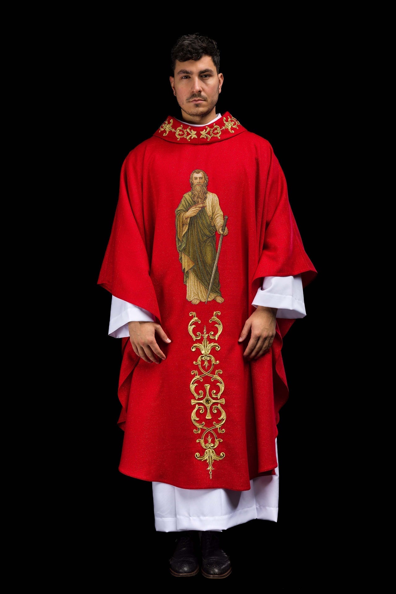 Casulla ricamente bordada con la imagen de San Pablo color rojo
