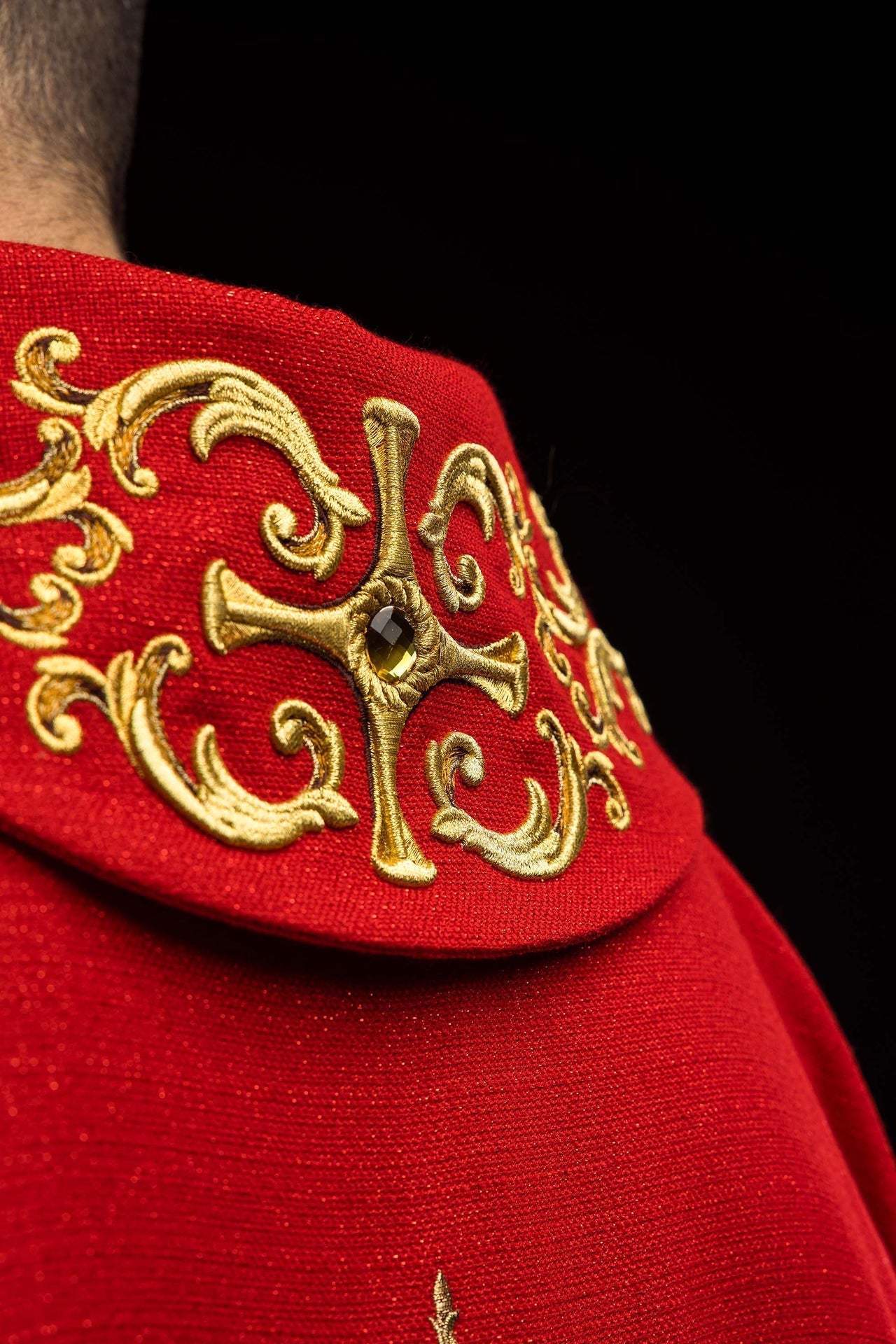 Casulla ricamente bordada con la imagen de San Pablo color rojo