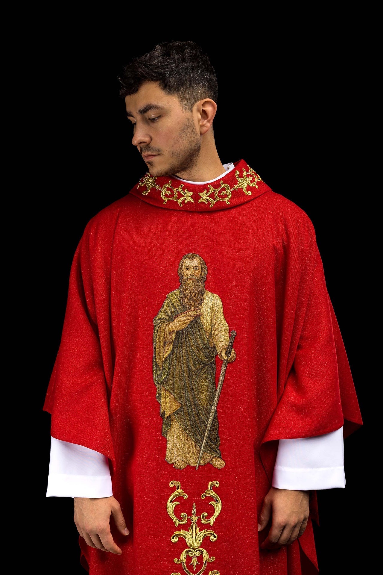 Casulla ricamente bordada con la imagen de San Pablo color rojo