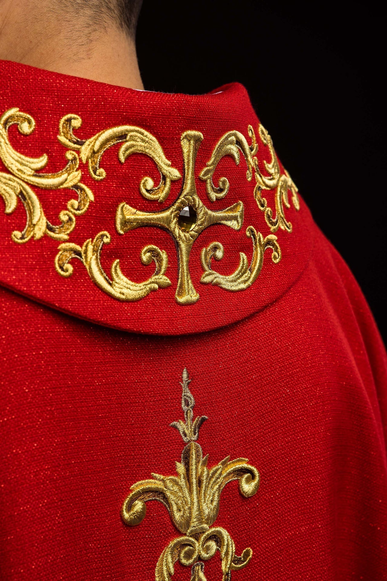 Casulla ricamente bordada con la imagen de San Pedro color rojo