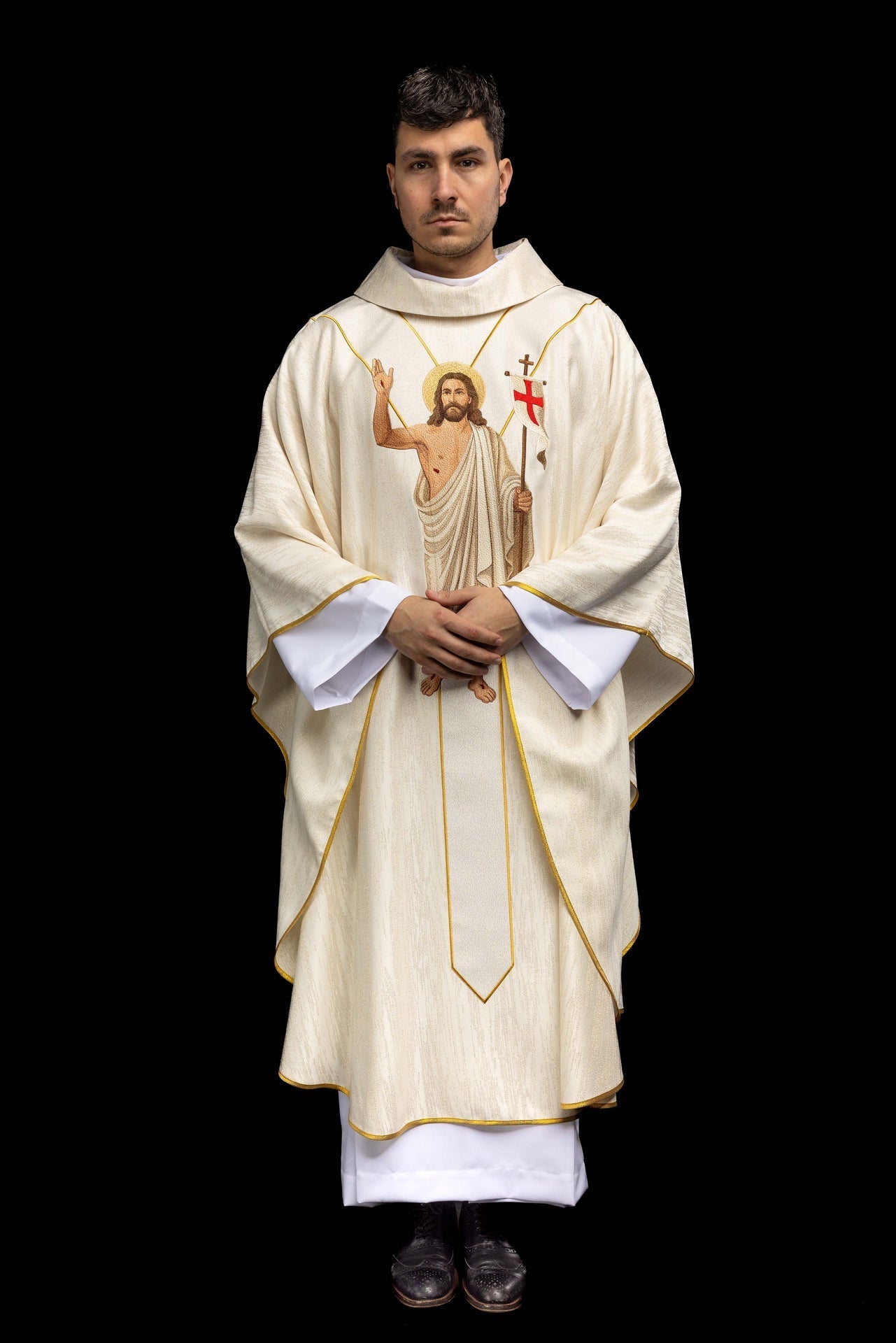 Casulla bordada con la imagen de Jesús Resucitado y del Cordero Pascual