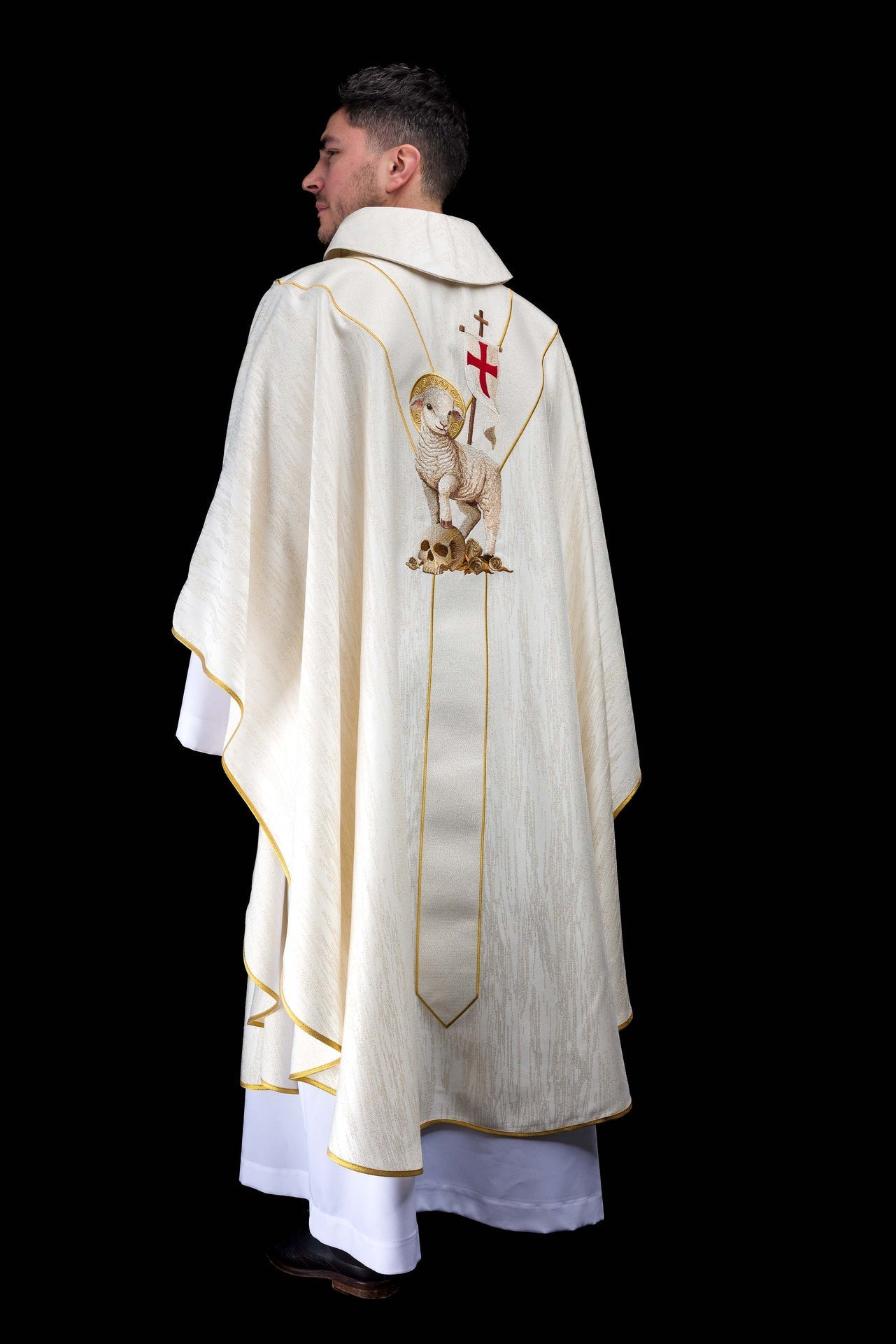 Casulla bordada con la imagen de Jesús Resucitado y del Cordero Pascual