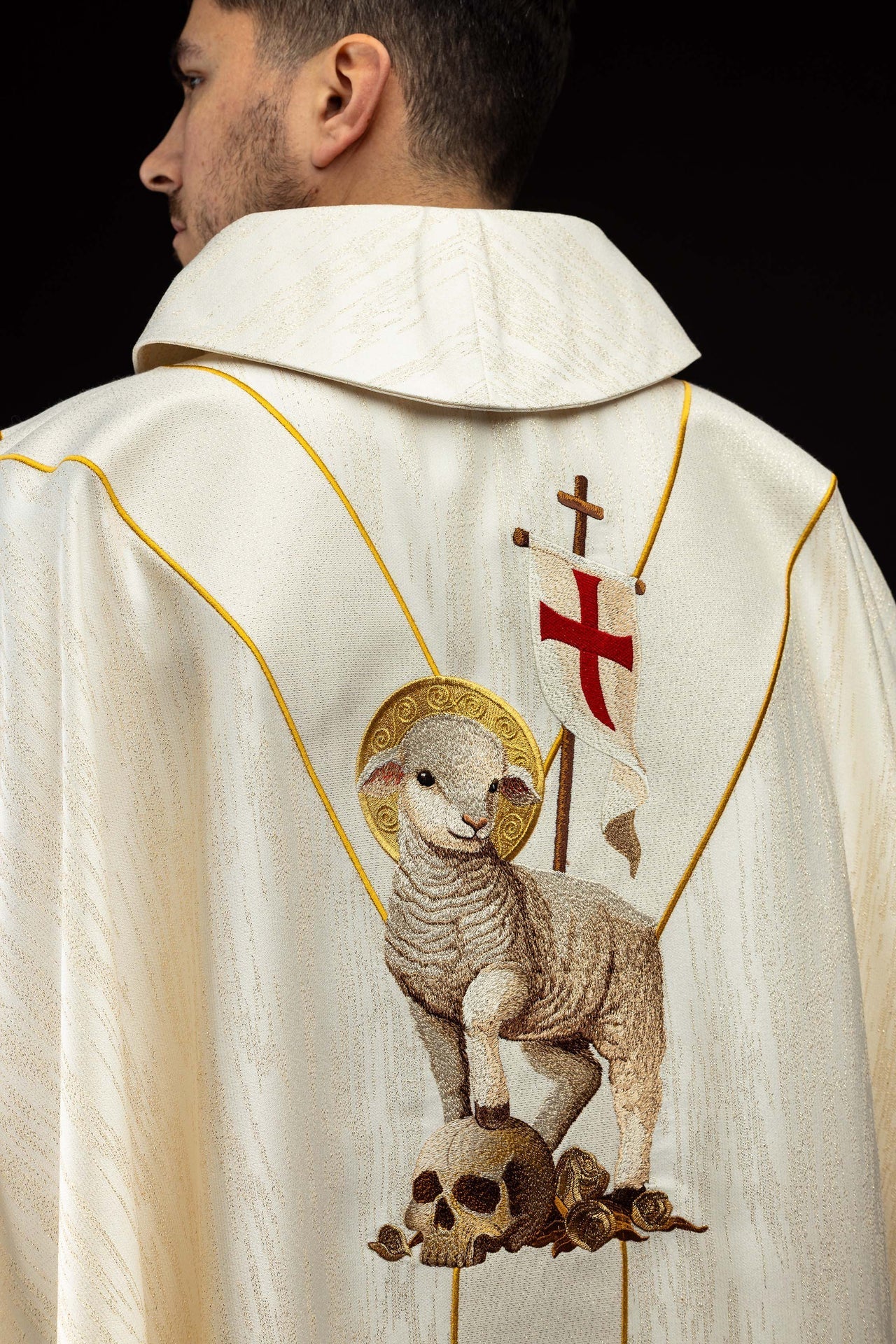 Casulla bordada con la imagen de Jesús Resucitado y del Cordero Pascual