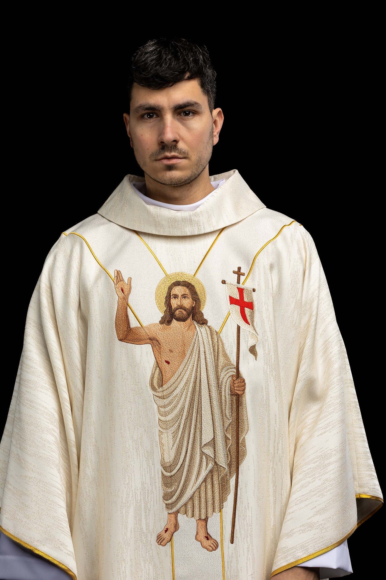 Casulla bordada con la imagen de Jesús Resucitado y del Cordero Pascual