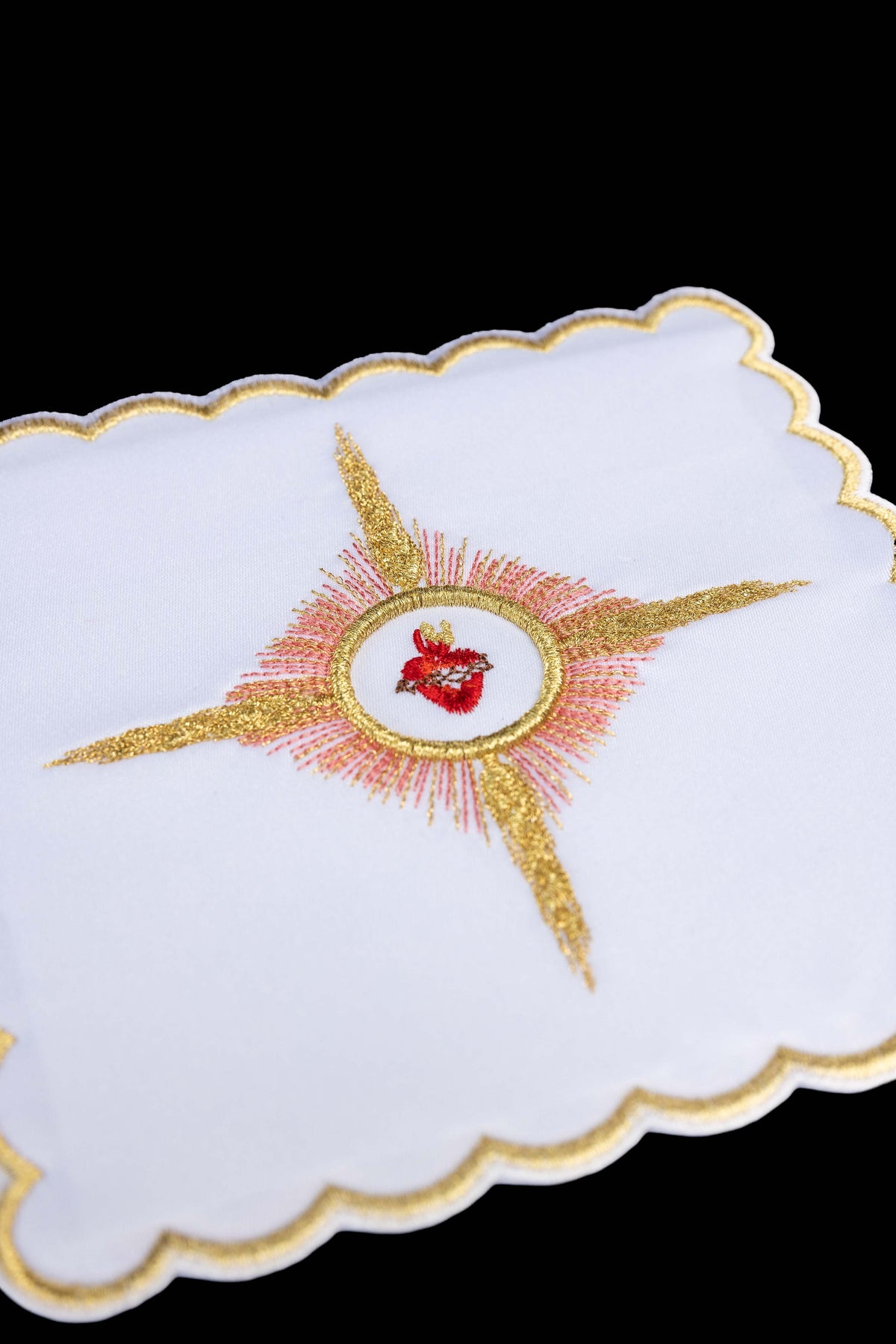 Palia de cáliz bordada con motivo del Sagrado Corazón de Jesús