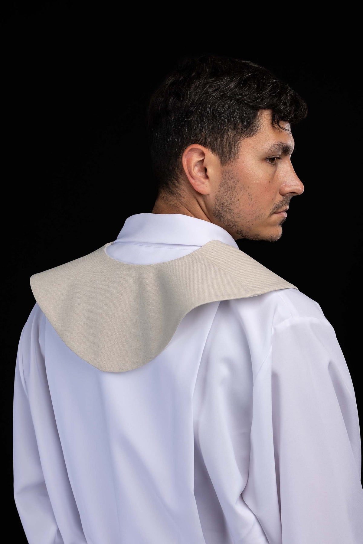 Palio para lector beige con cruz dorada bordada