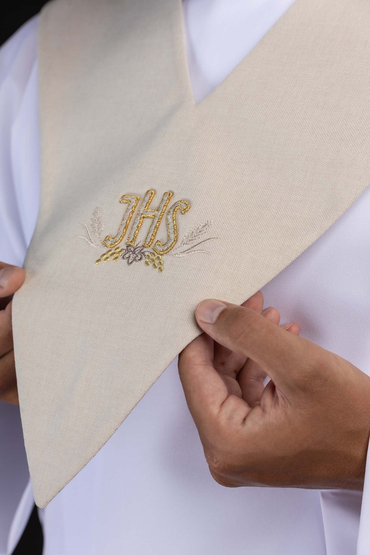 Palio de lector beige con bordado dorado IHS