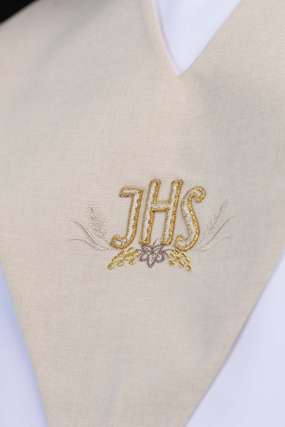 Palio de lector beige con bordado dorado IHS
