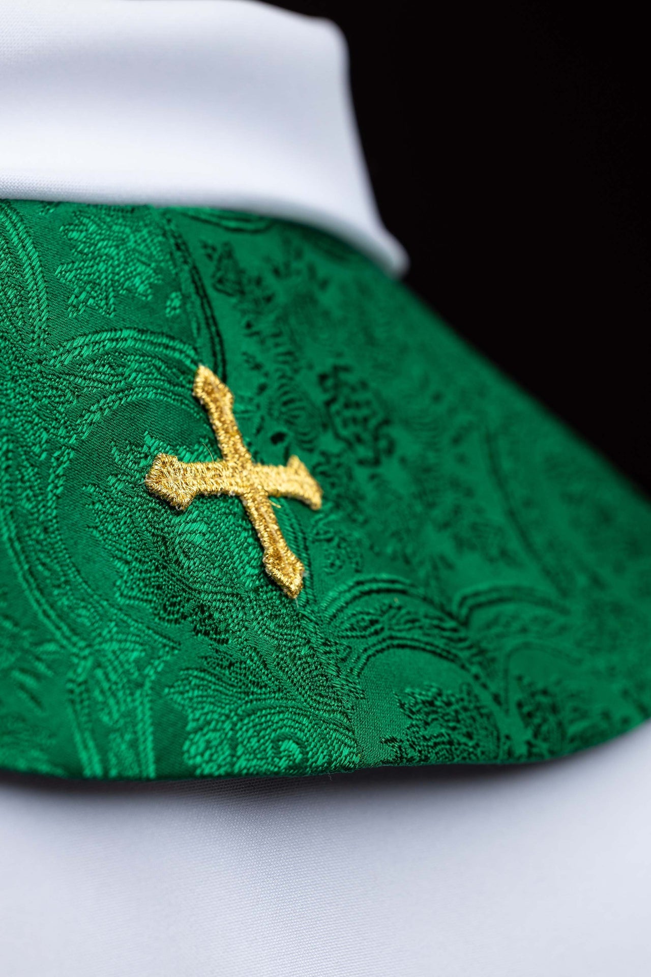 Estola bordada con motivo de cruz tejido jacquard verde