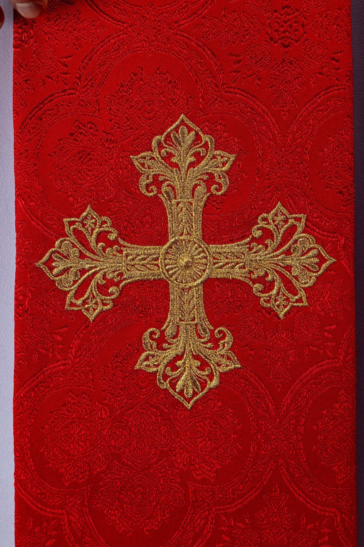 Estola bordada con motivo de cruz tejido jacquard rojo