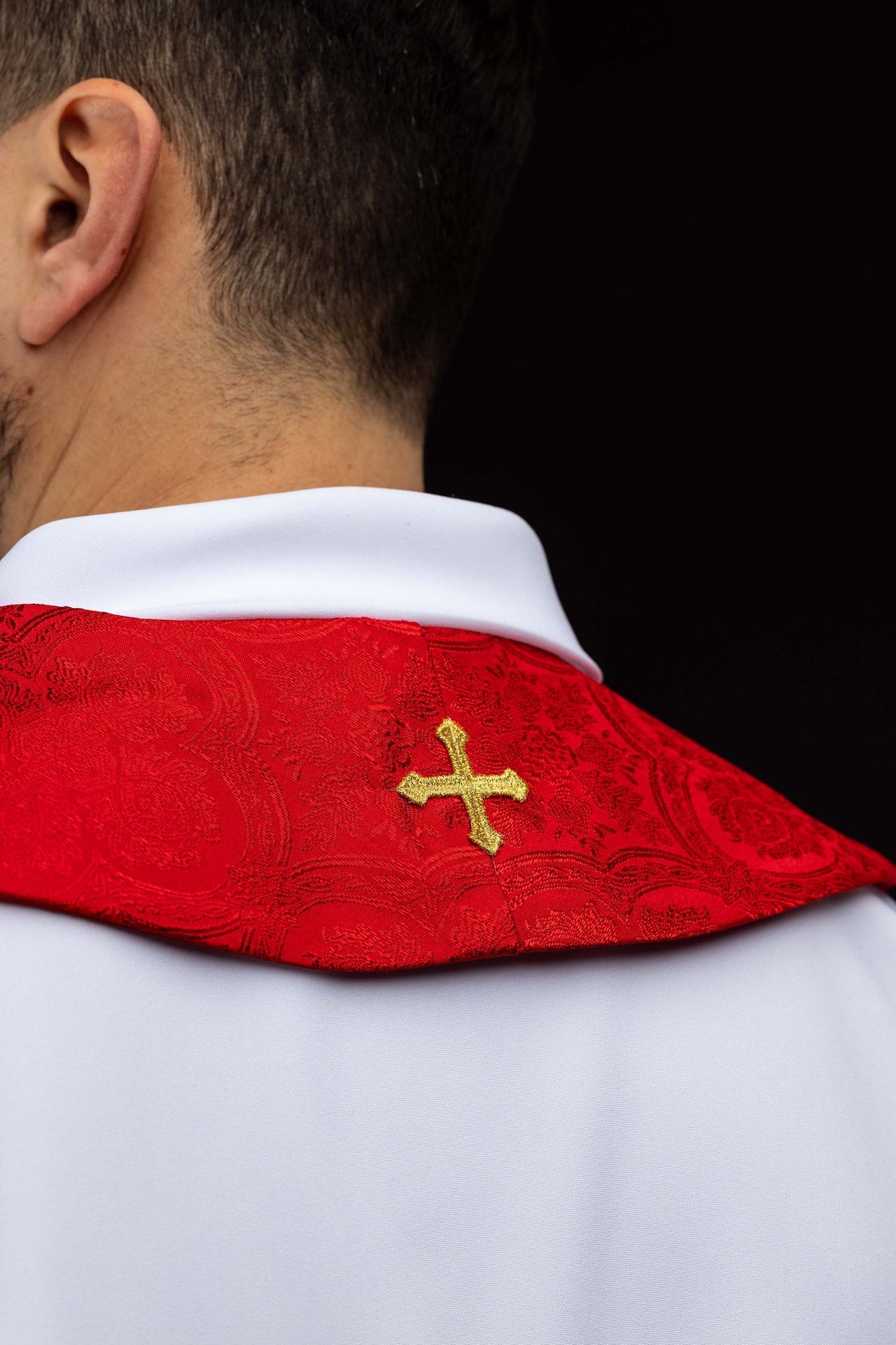 Estola bordada con motivo de cruz tejido jacquard rojo