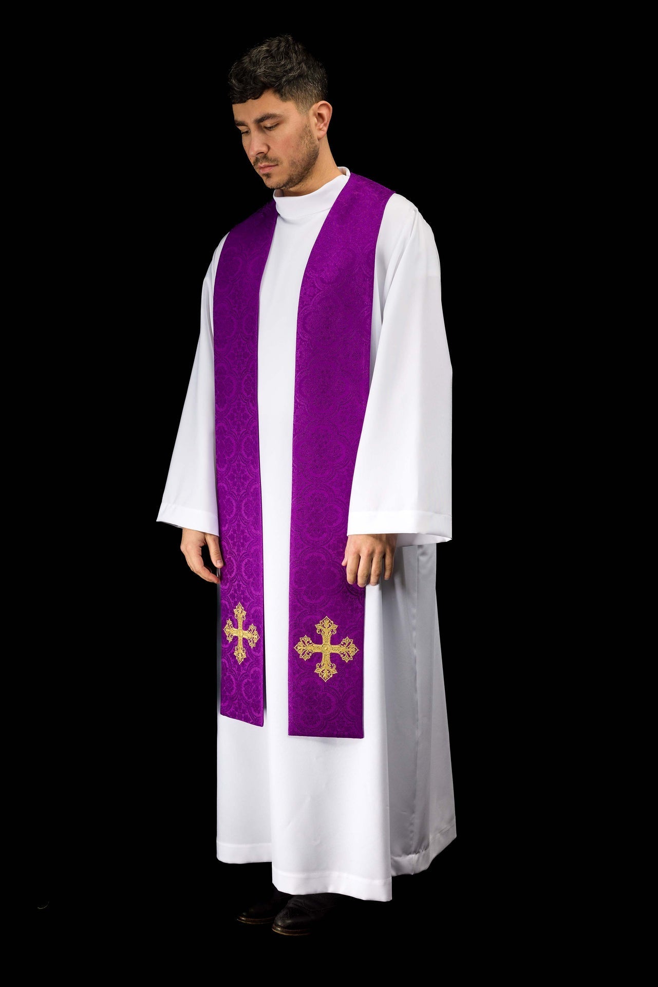 Estola bordada con motivo de cruz tejido jacquard violeta