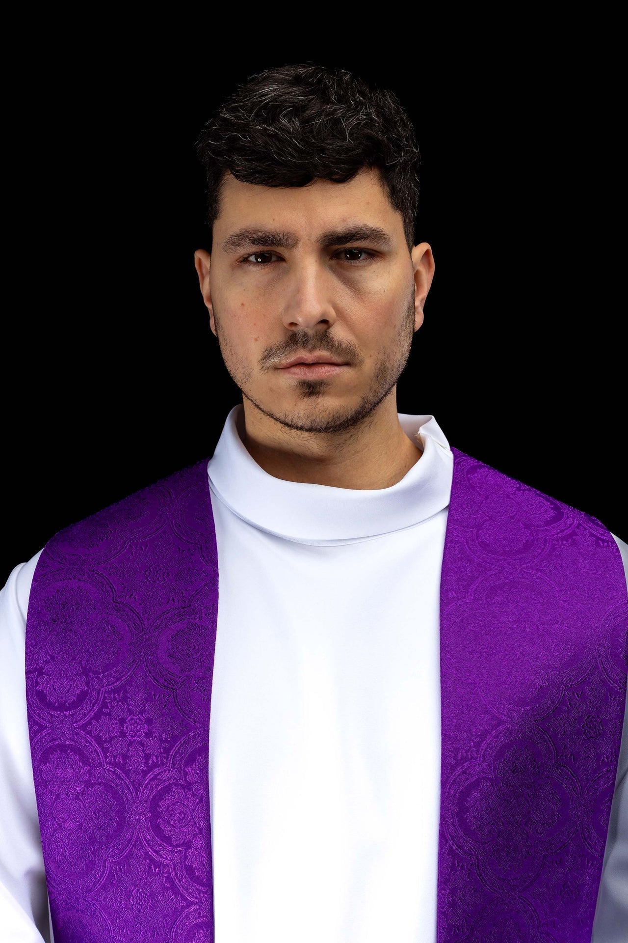 Estola bordada con motivo de cruz tejido jacquard violeta