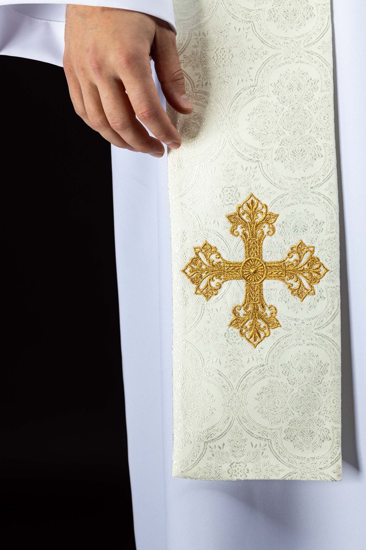 Estola bordada con motivo de cruz tejido jacquard color ecru