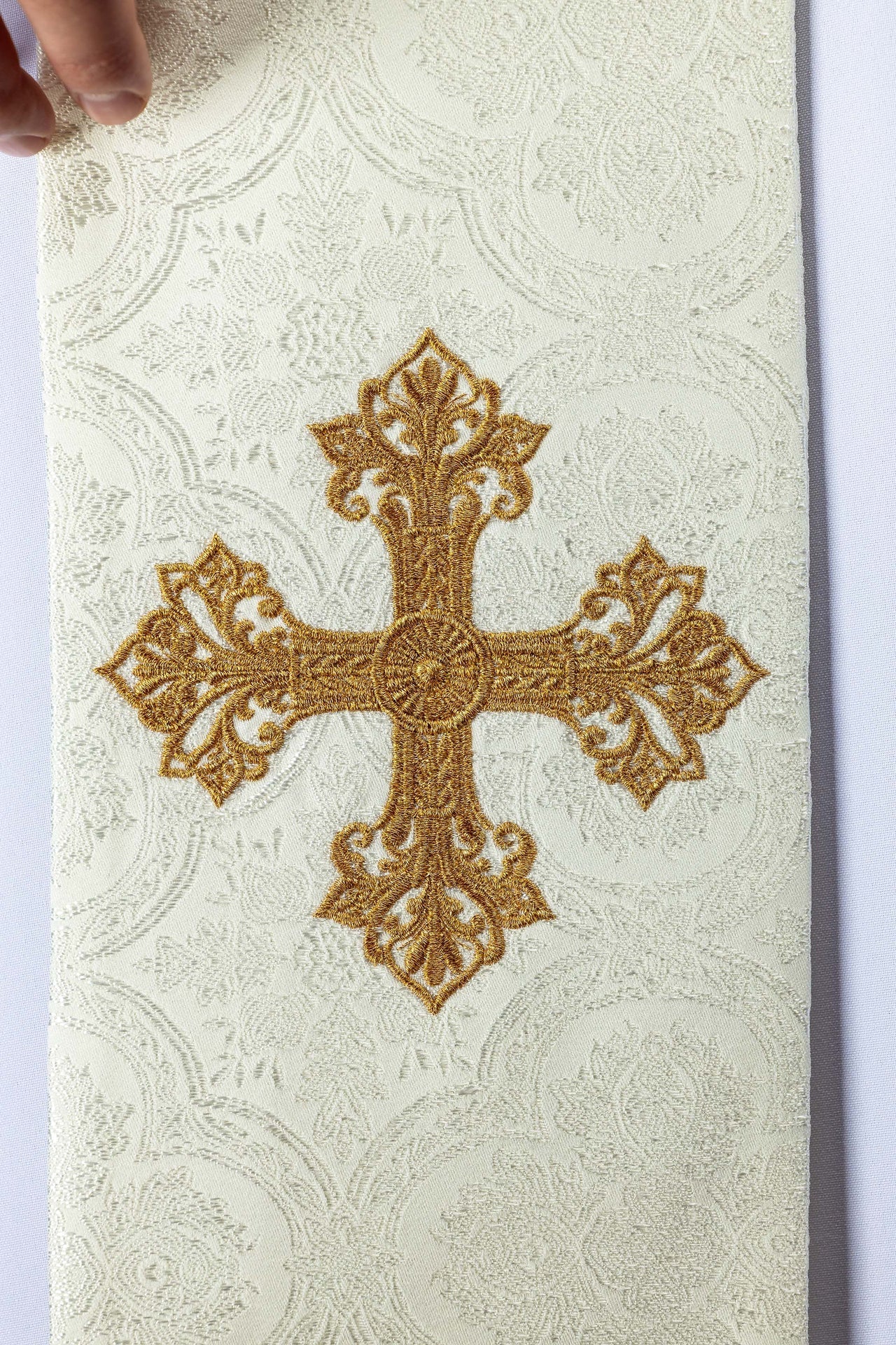 Estola bordada con motivo de cruz tejido jacquard color ecru