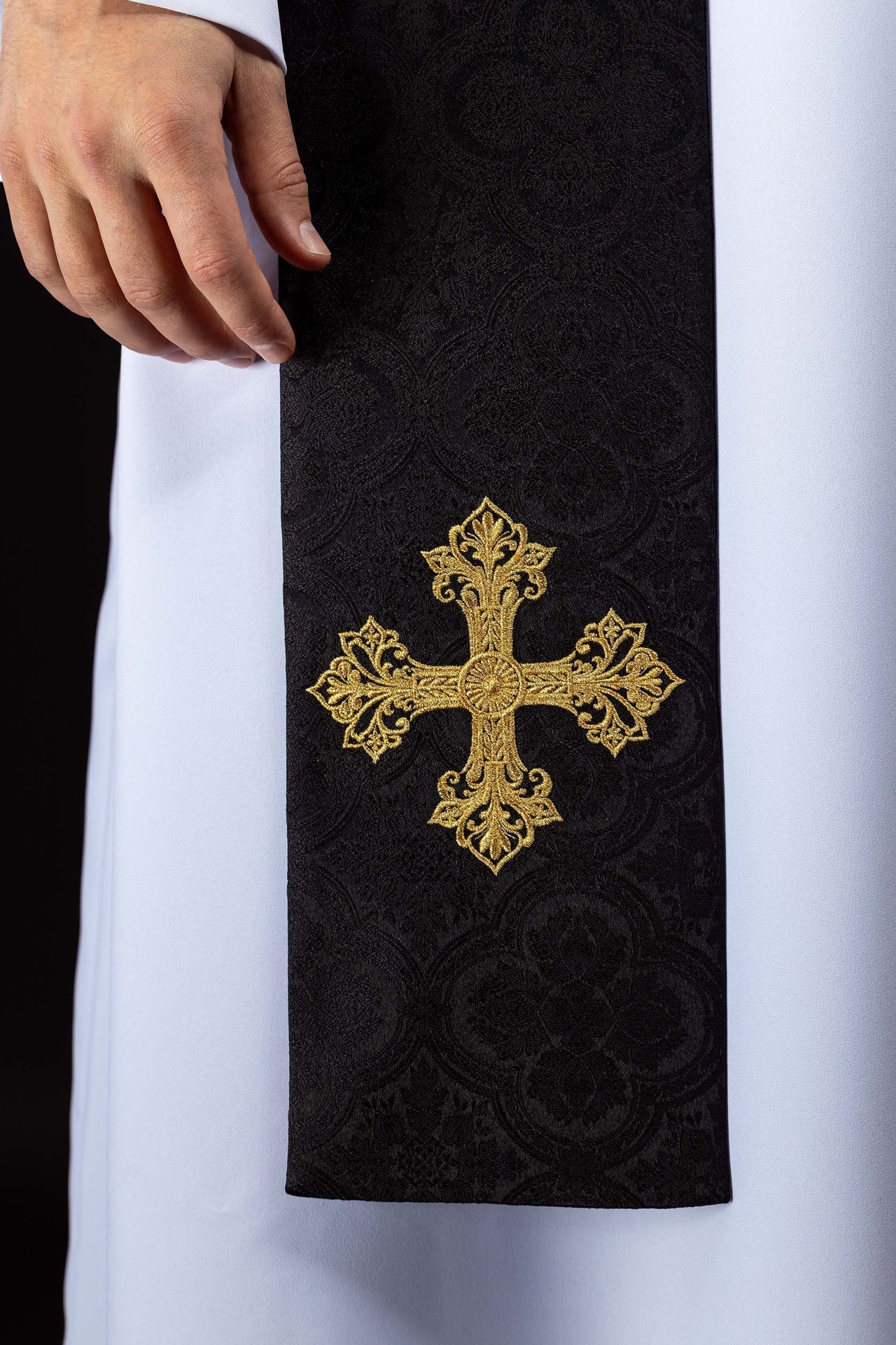 Estola bordada con motivo de cruz tejido jacquard negro