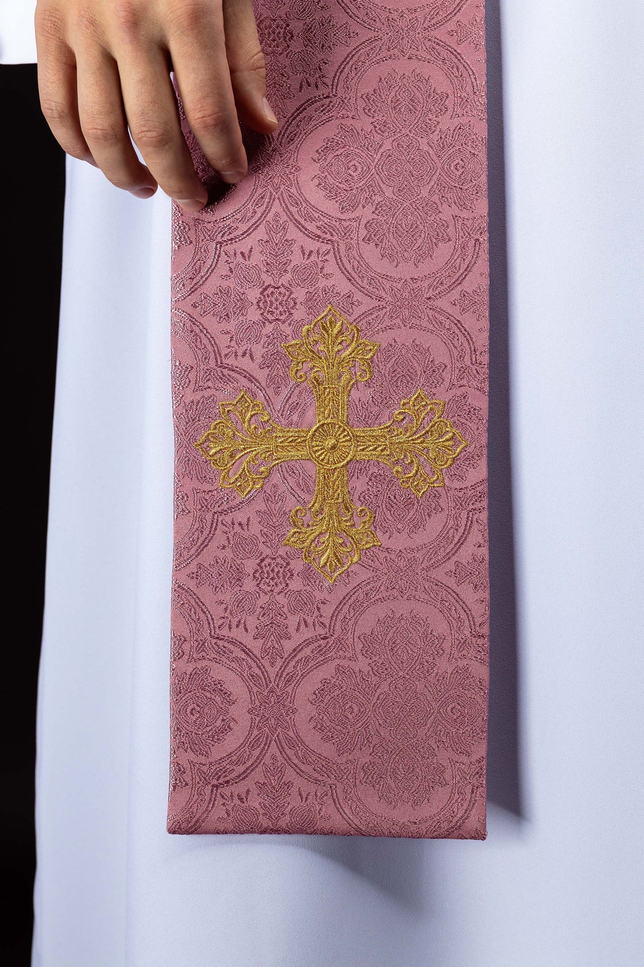 Estola bordada con motivo de cruz tejido jacquard rosa