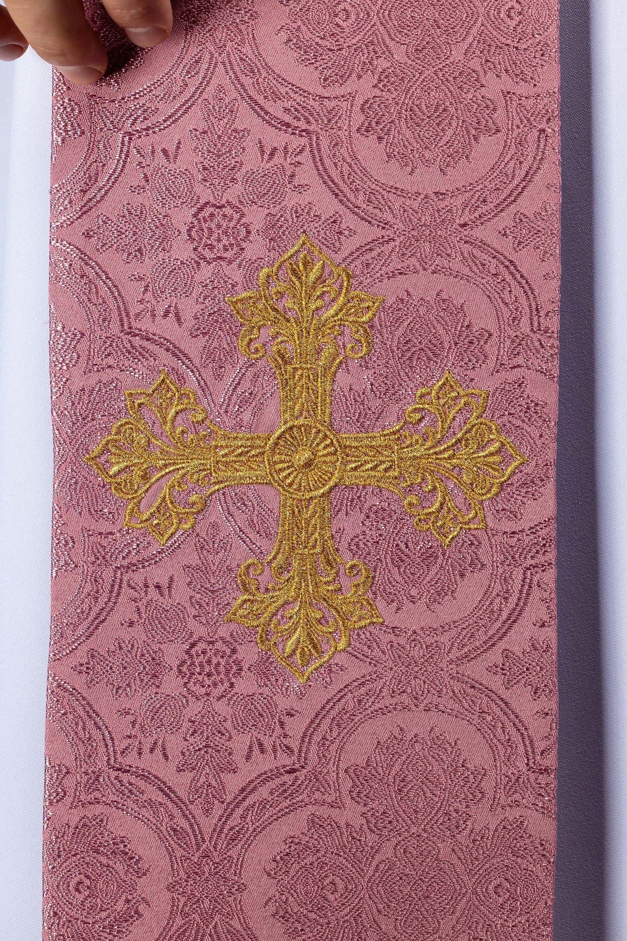 Estola bordada con motivo de cruz tejido jacquard rosa
