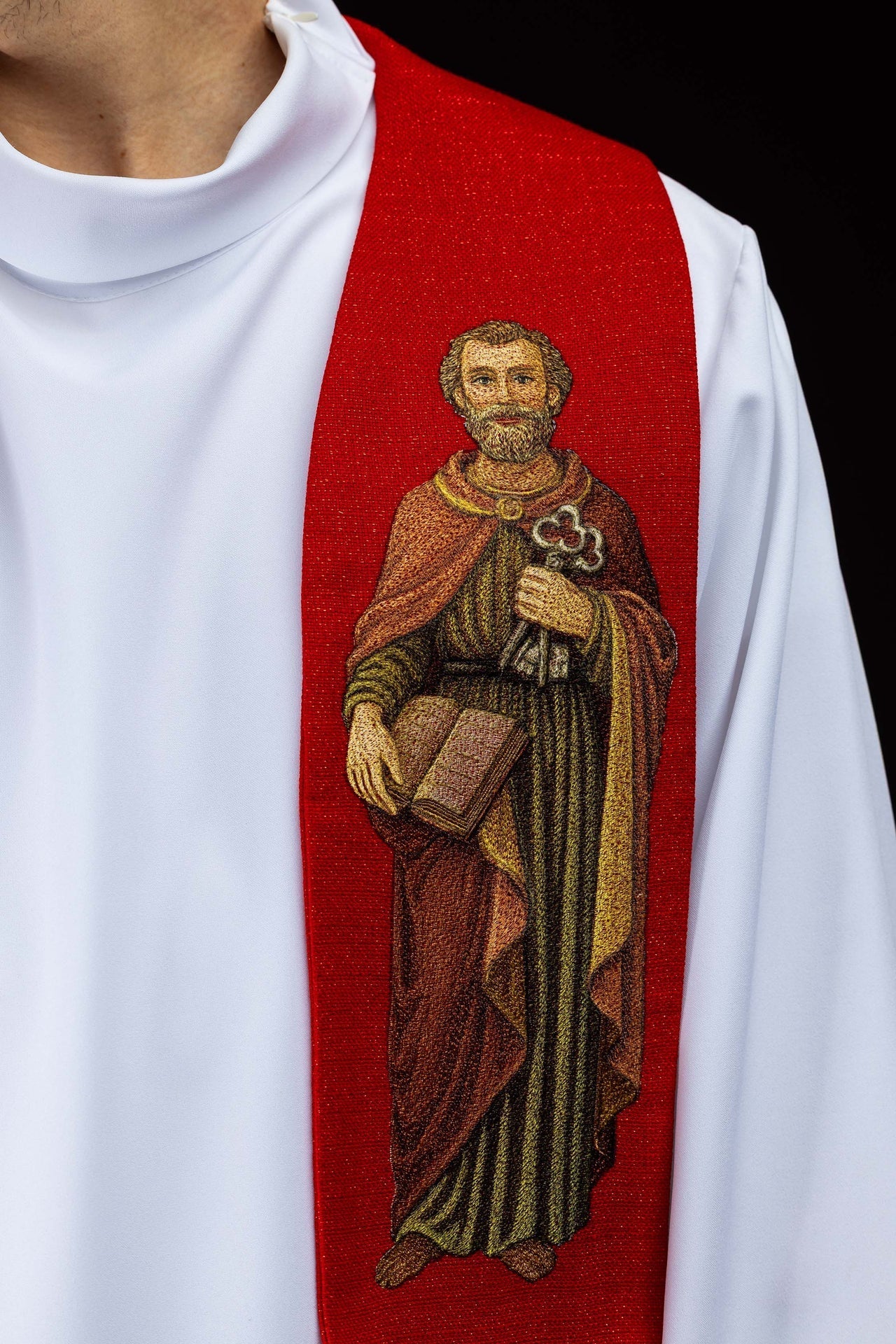 Estola ricamente bordada con la imagen de San Pedro y San Pablo