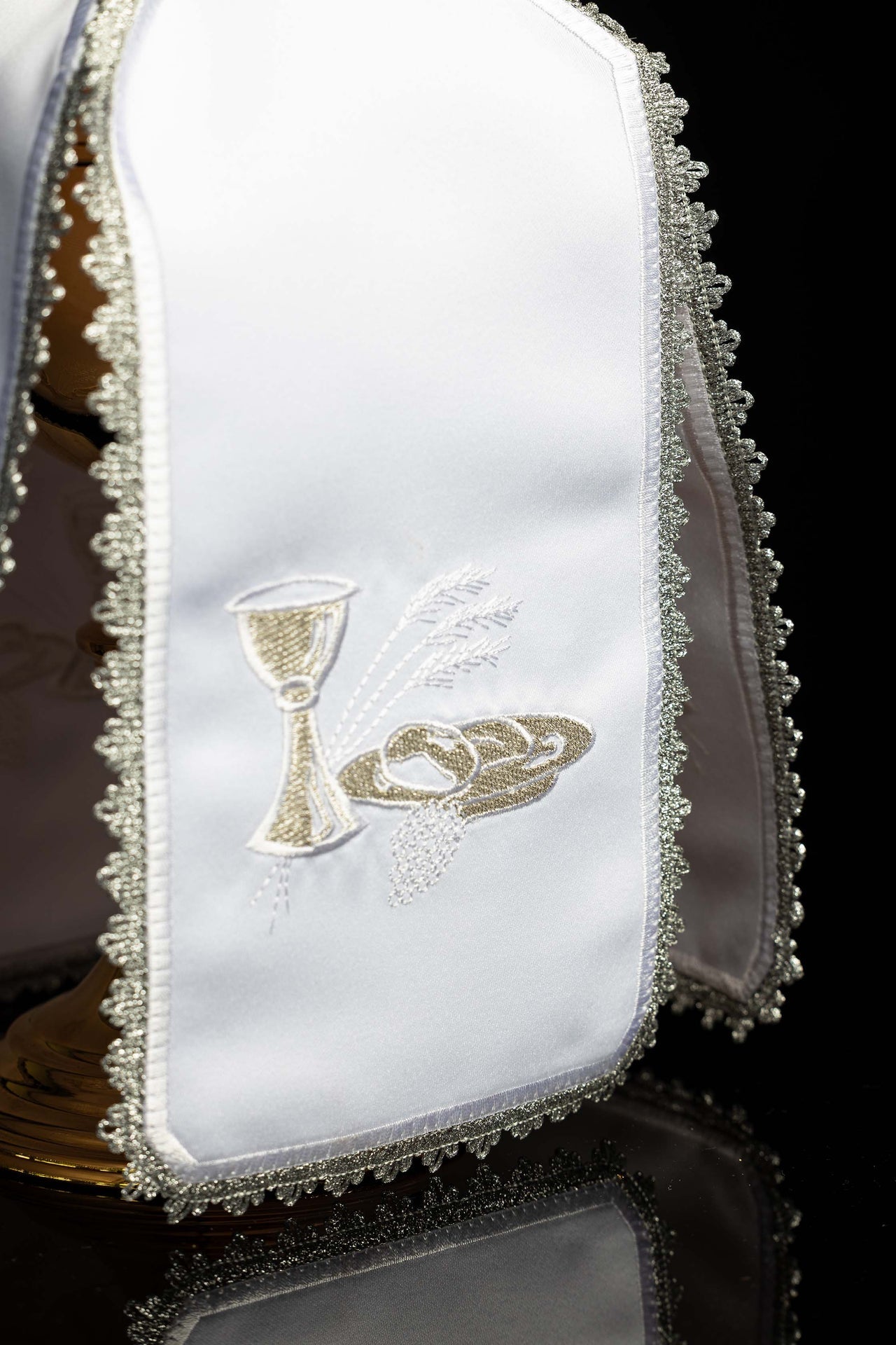 Welon na puszkę ze srebrnym haftem eucharystycznym