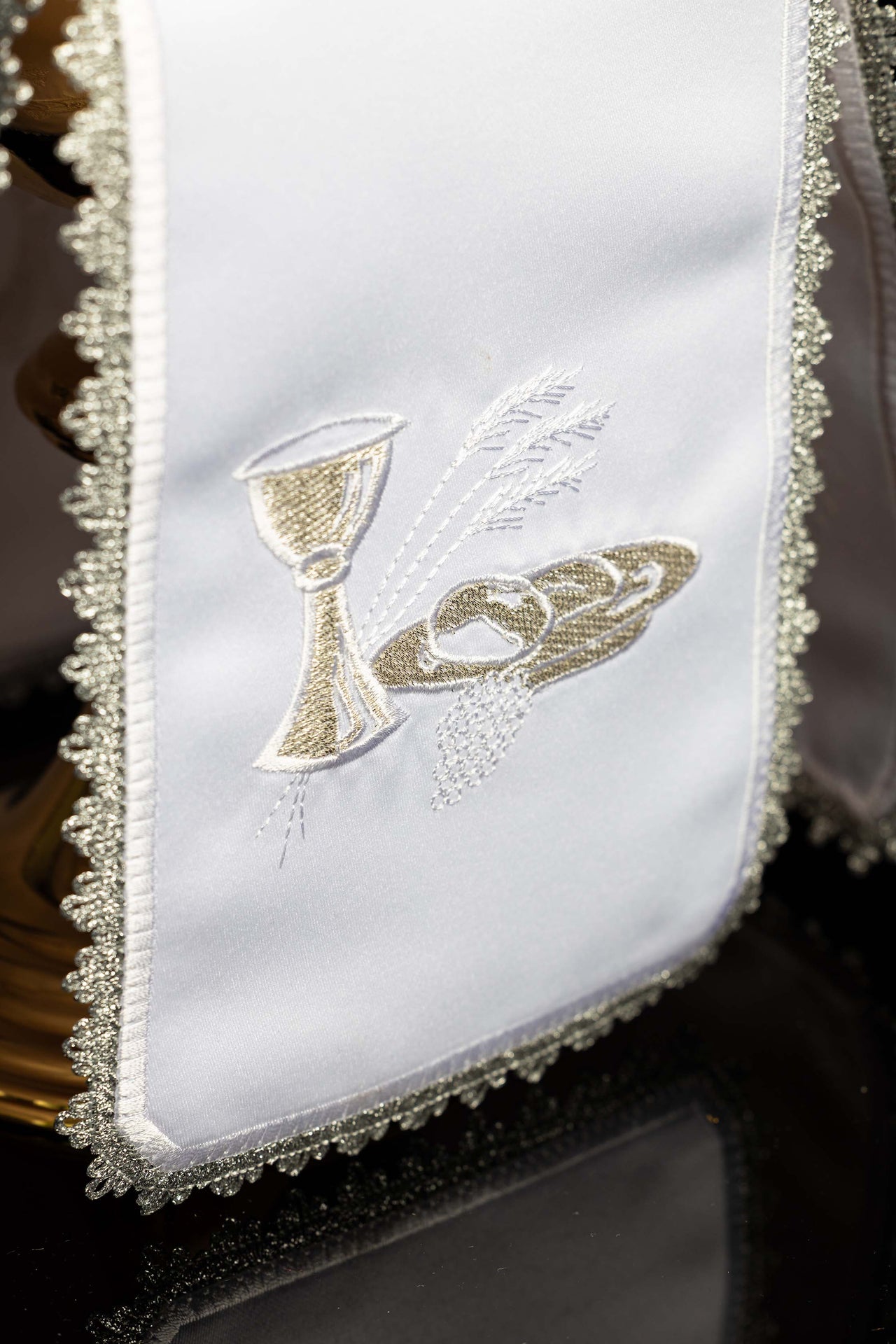 Welon na puszkę ze srebrnym haftem eucharystycznym