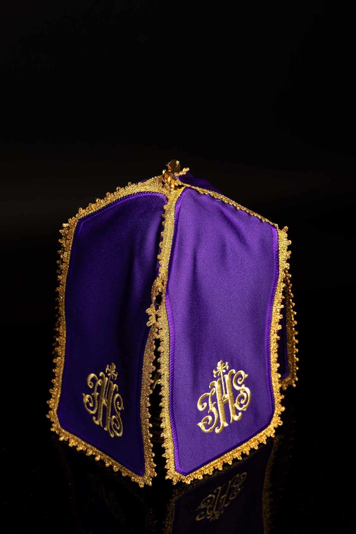 Velo para copón morado con bordado dorado IHS