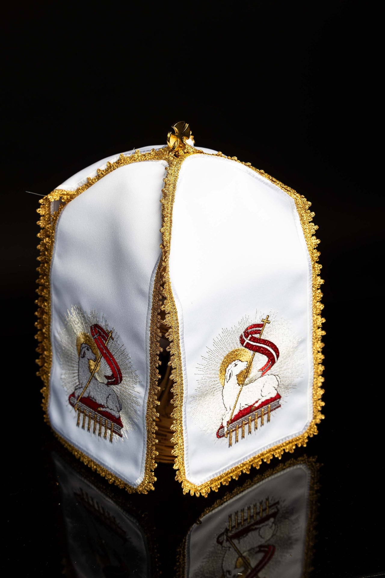 Welon na puszkę z haftowanym barankiem
