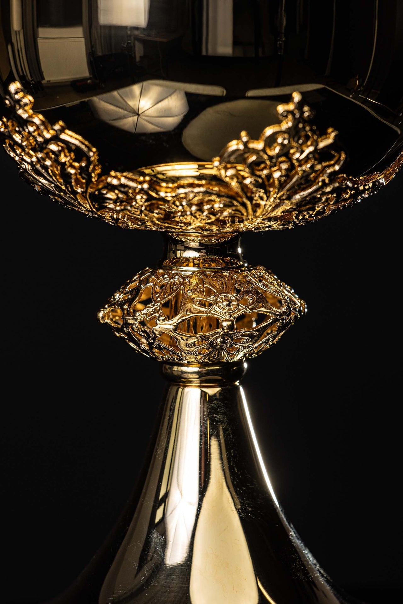 Ręcznie wykonana puszka mszalna pozłacana z mosiądzu