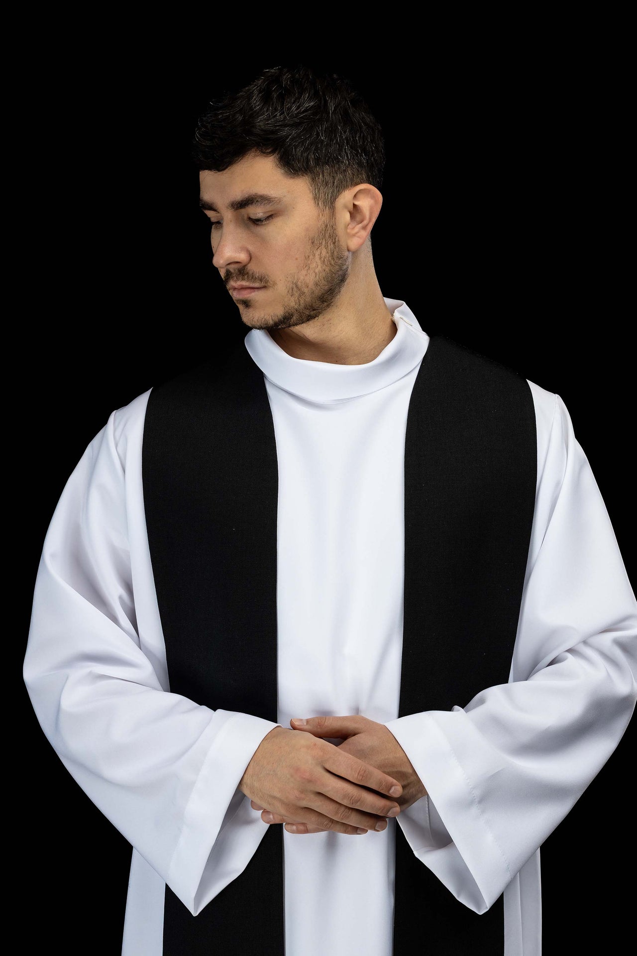 Estola bordada con símbolo de cruz de terciopelo negro