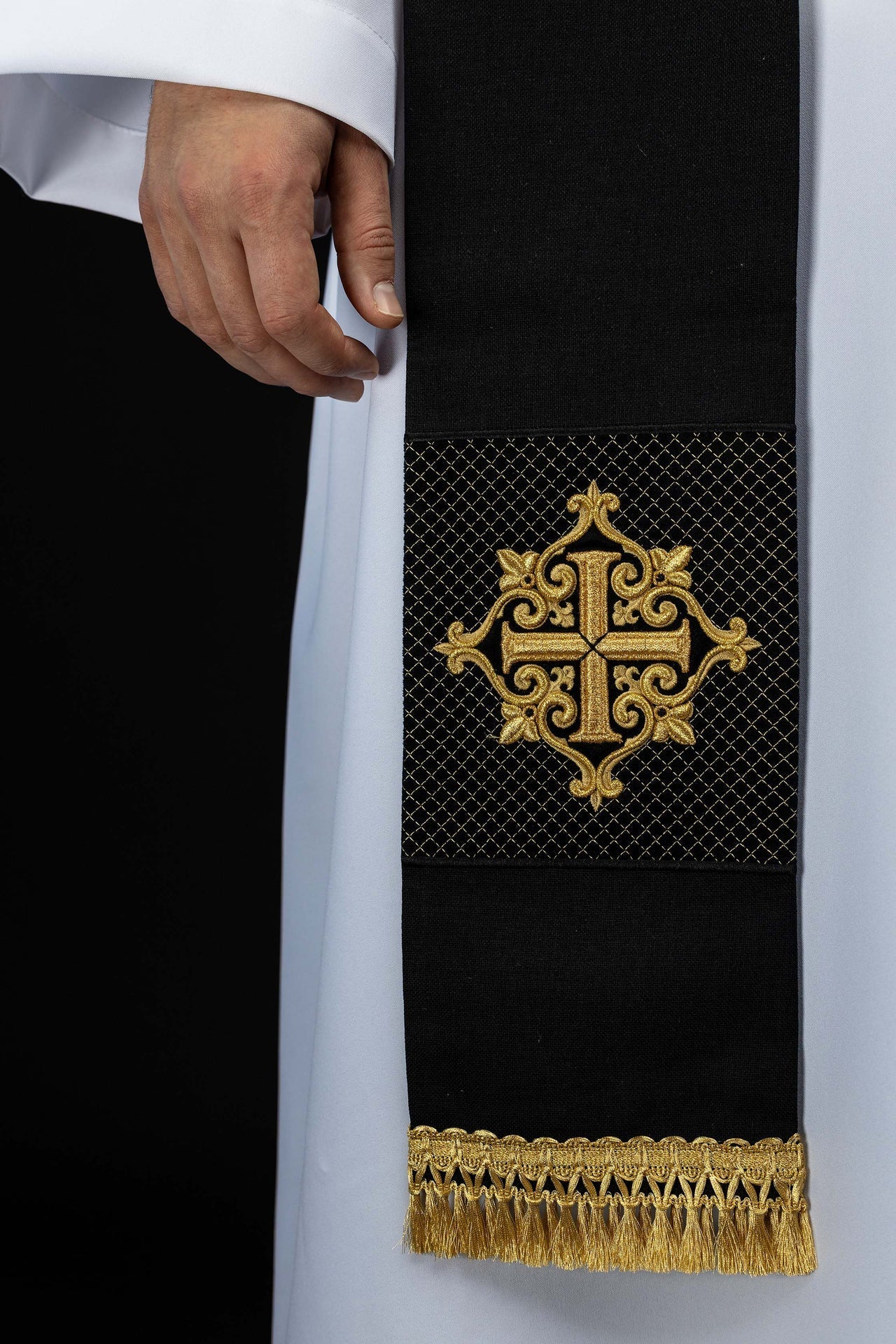 Estola bordada con símbolo de cruz de terciopelo negro