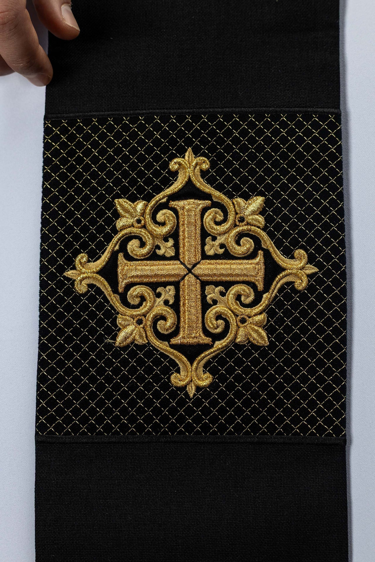Estola bordada con símbolo de cruz de terciopelo negro