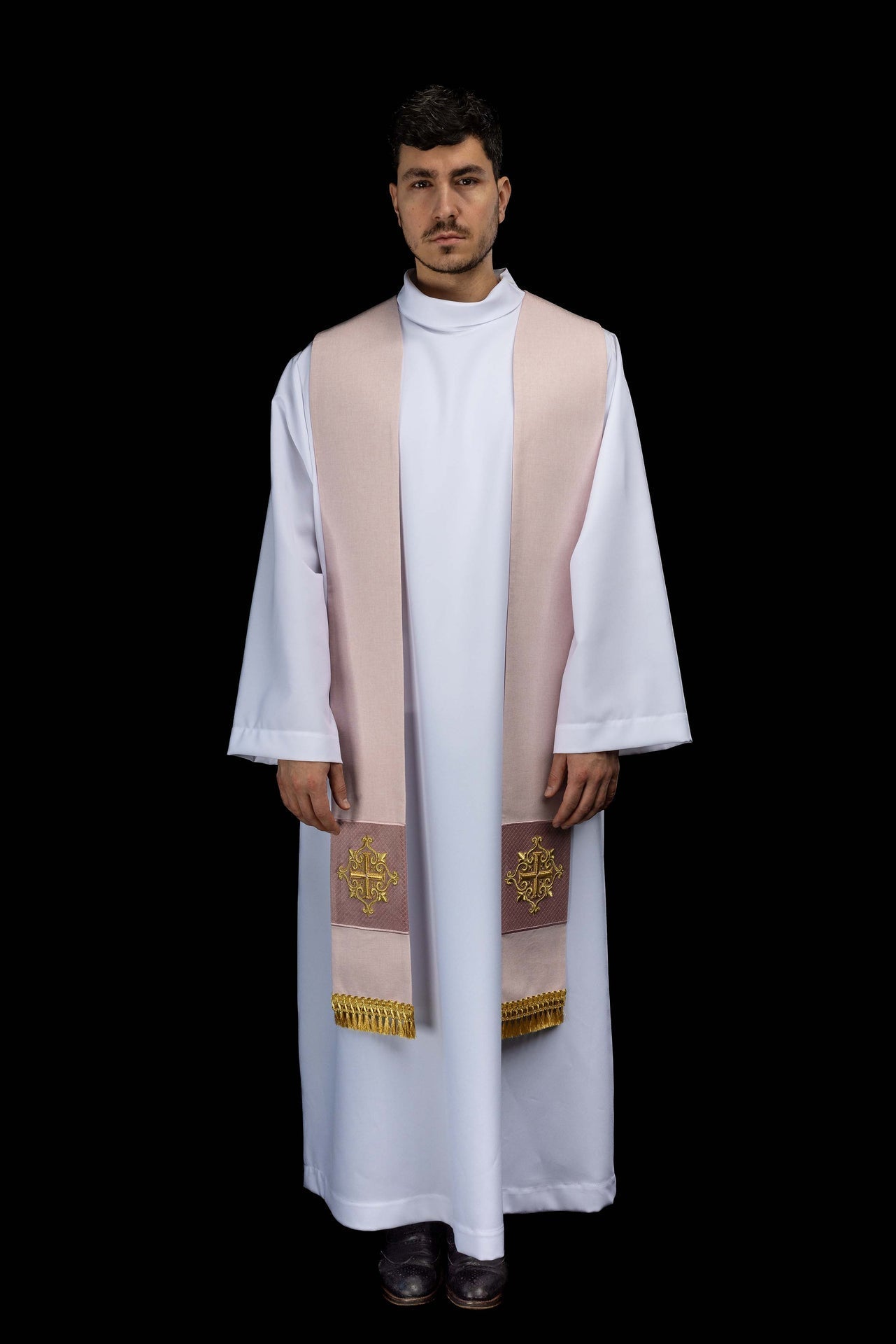 Estola bordada con símbolo de cruz de terciopelo rosa