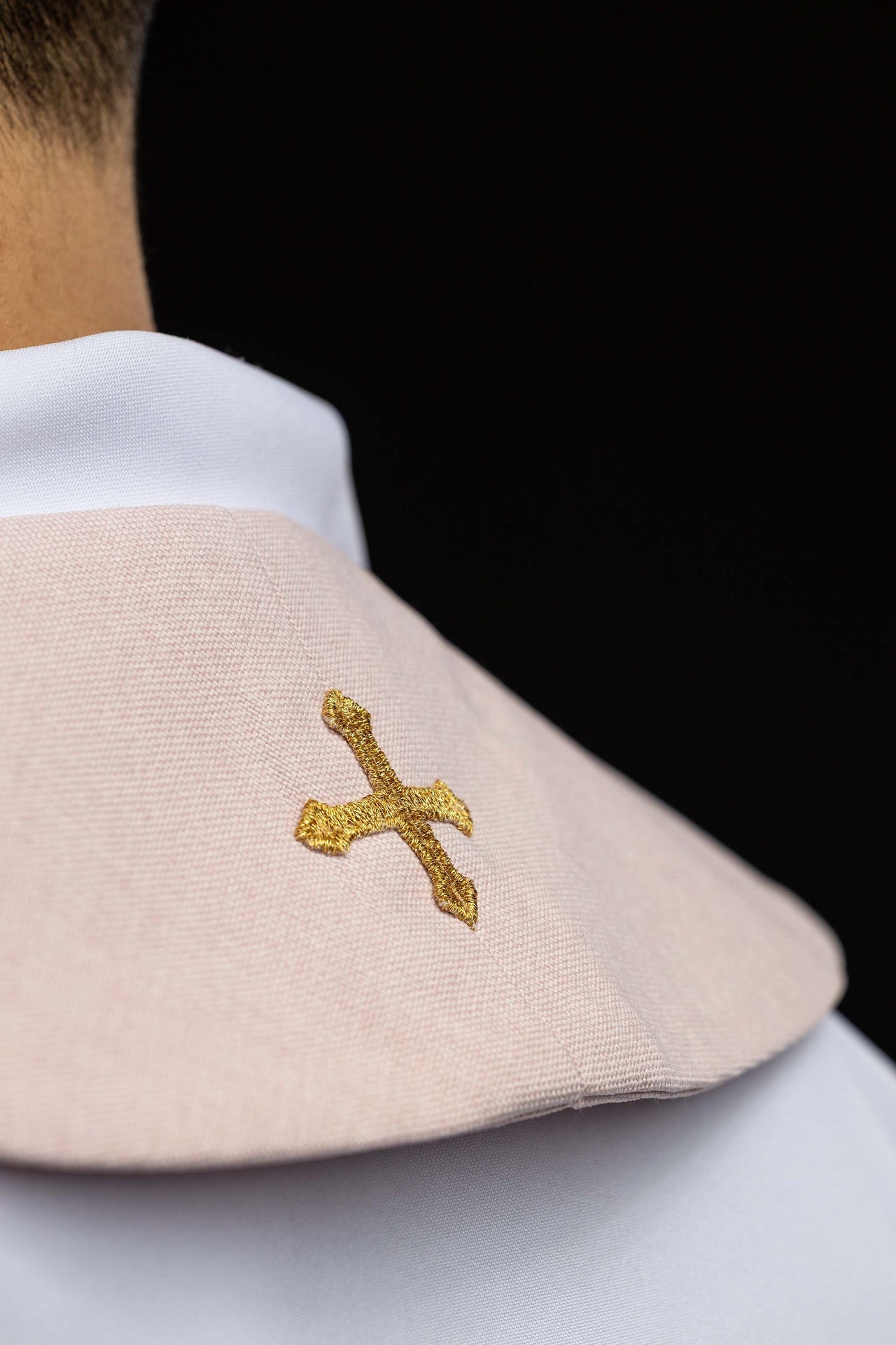 Estola bordada con símbolo de cruz de terciopelo rosa