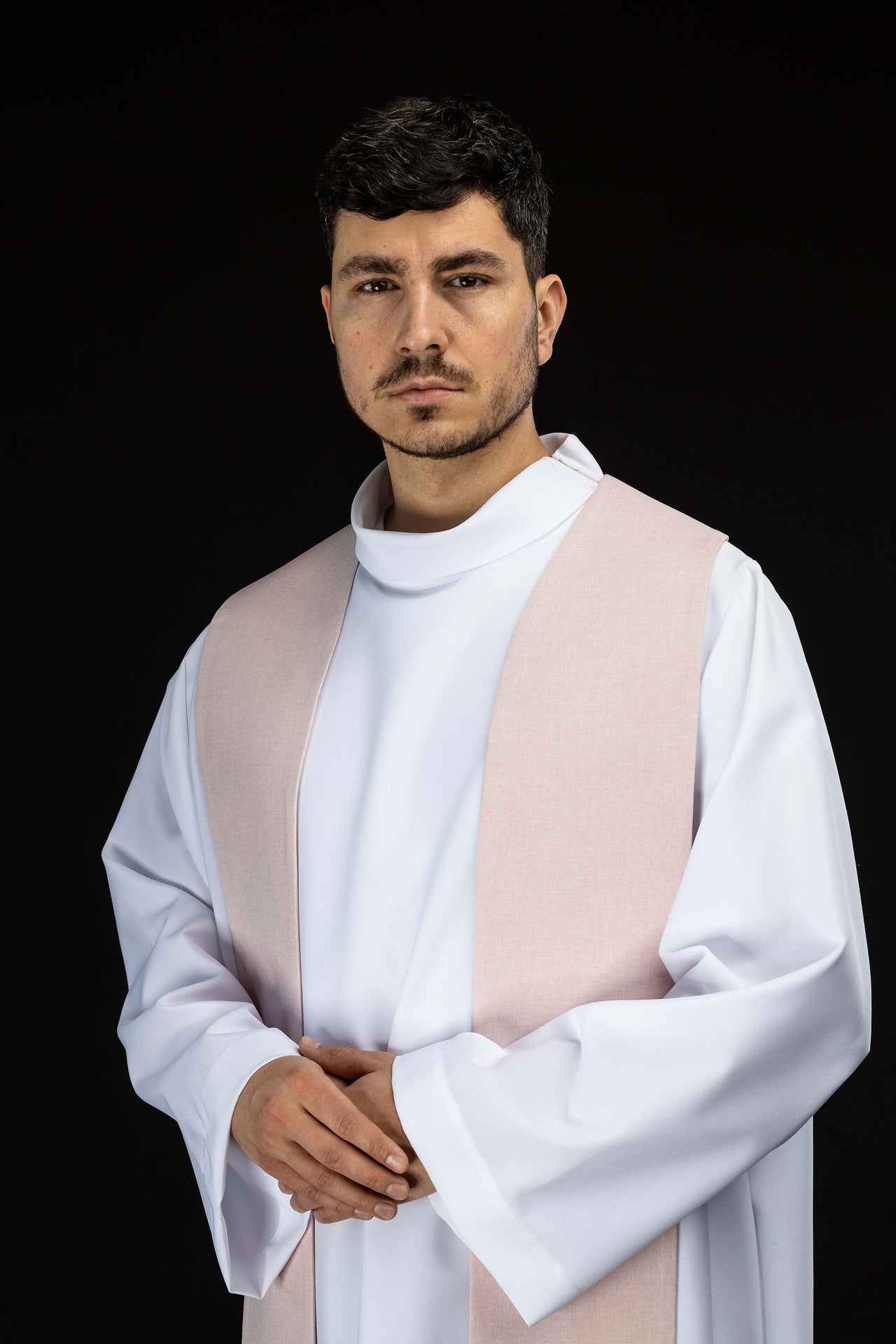 Estola bordada con símbolo de cruz de terciopelo rosa