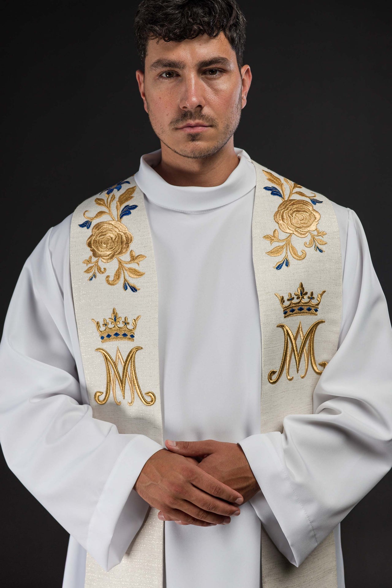 Estola bordada con símbolo mariano