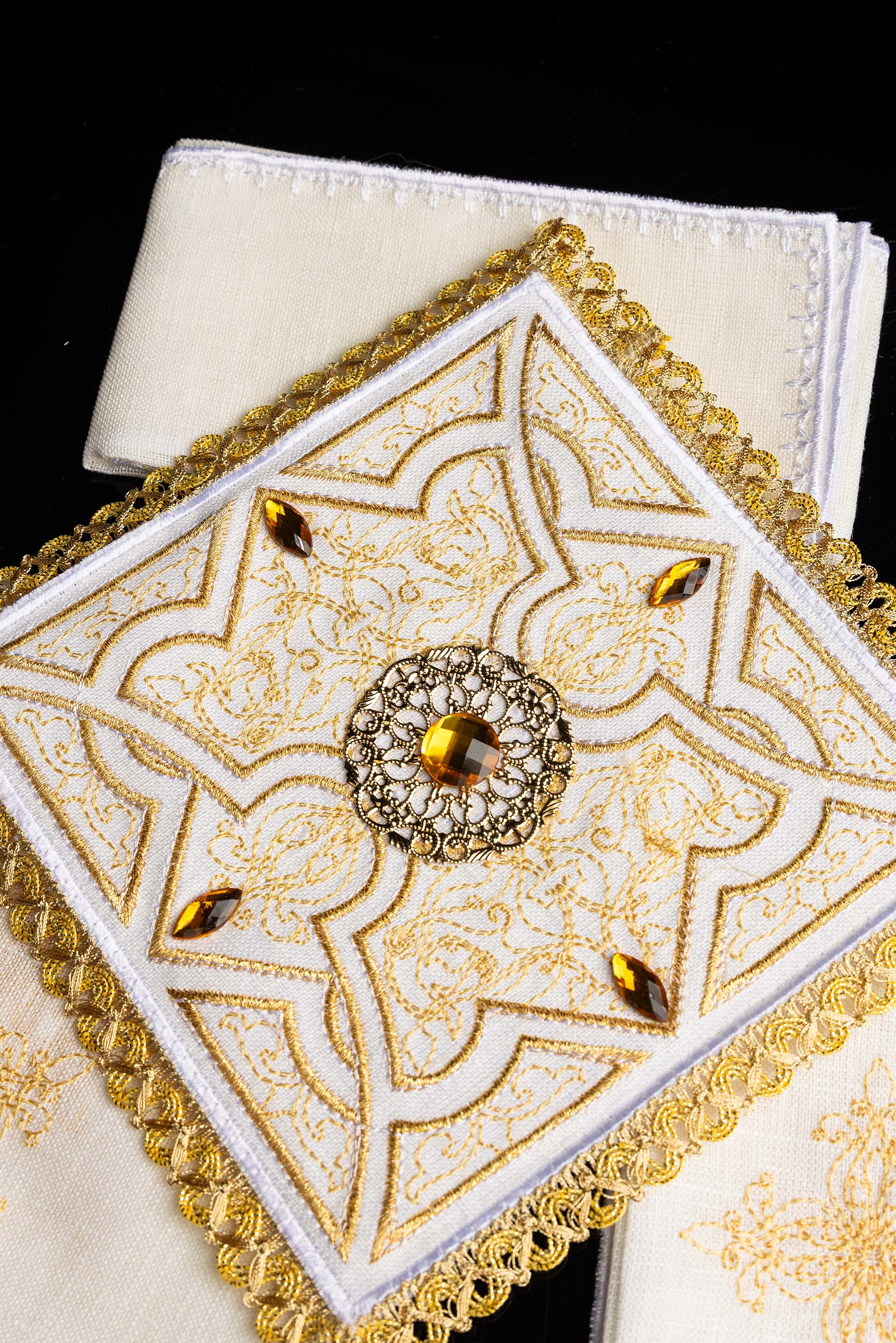 Servicio de altar lino ricamente decorado