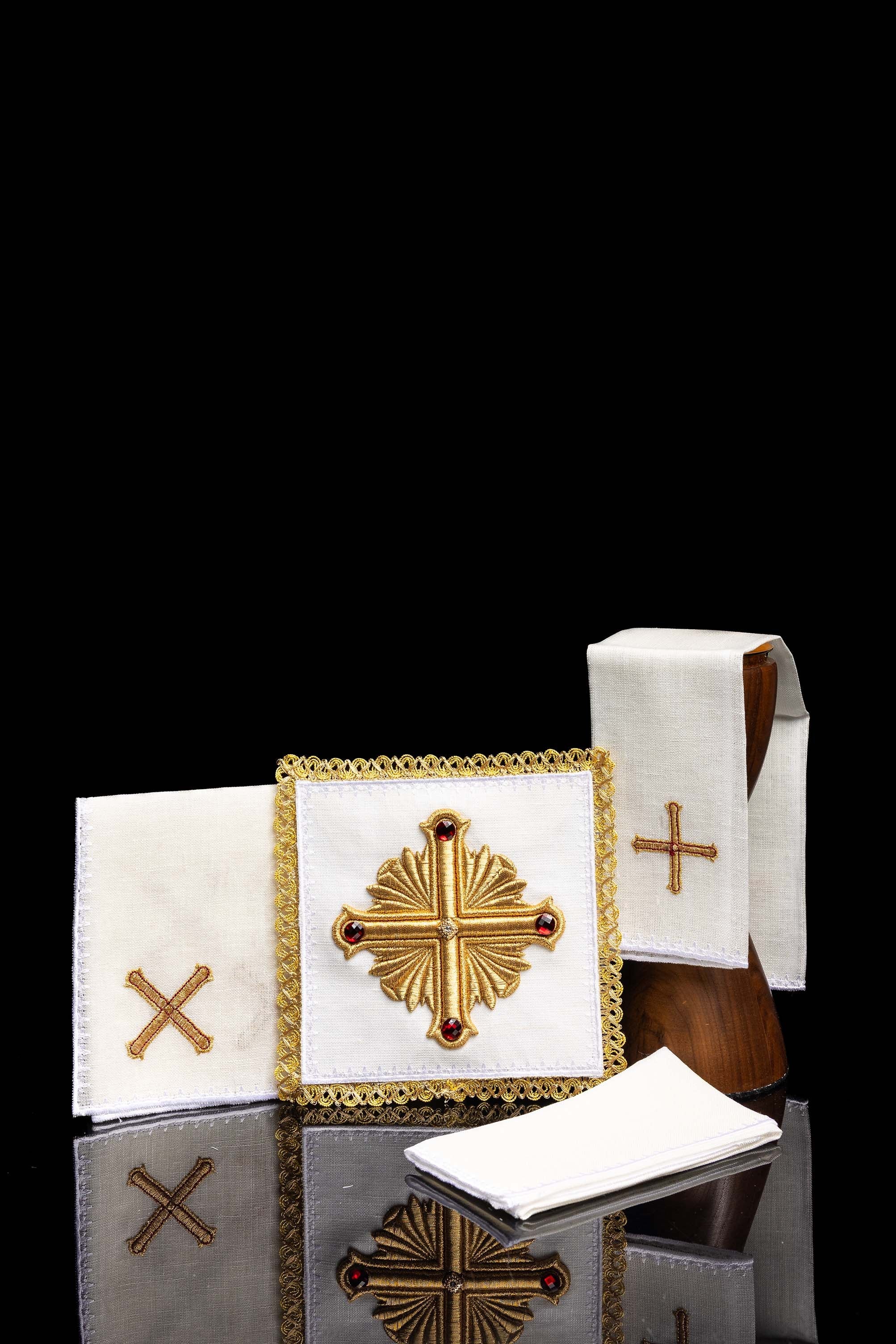 Servicio de altar lino ricamente bordado con Cruz y piedras